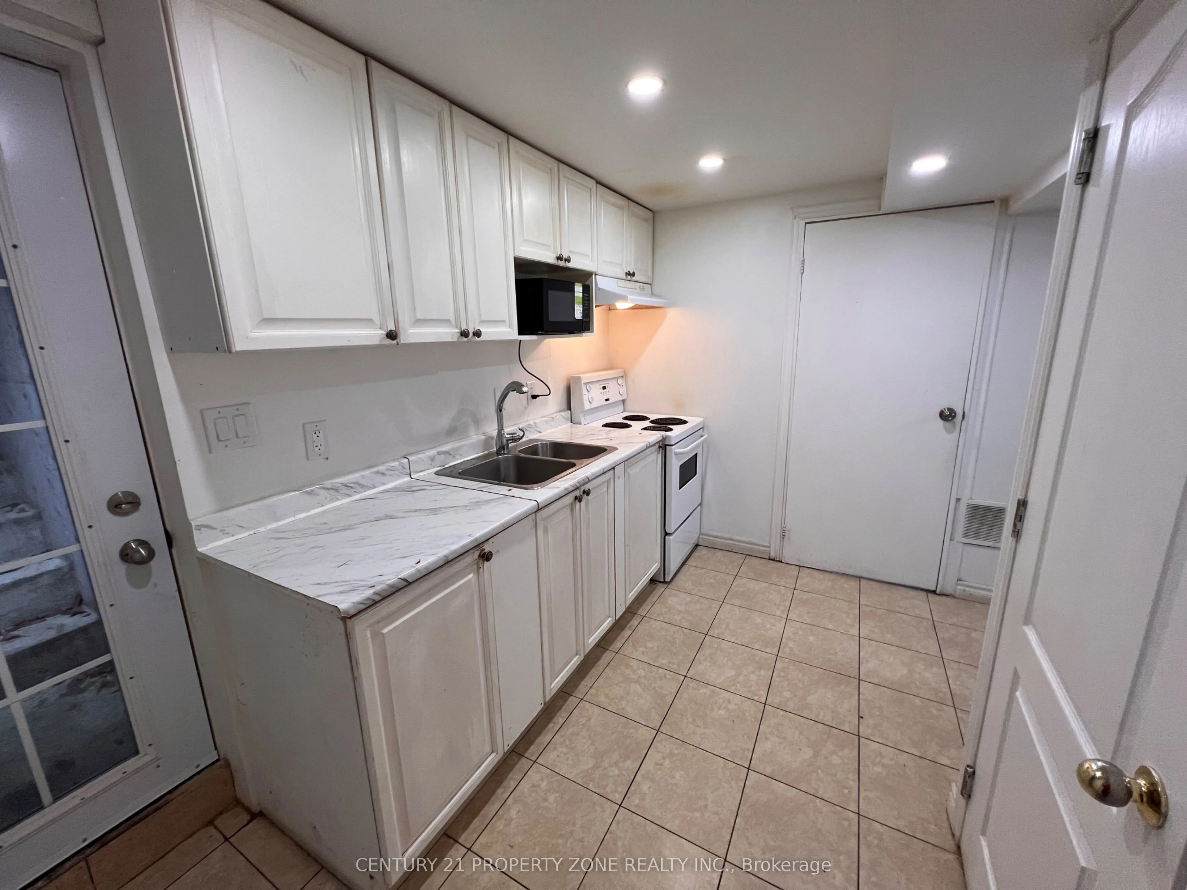6 Roehampton Crescent W #Basement