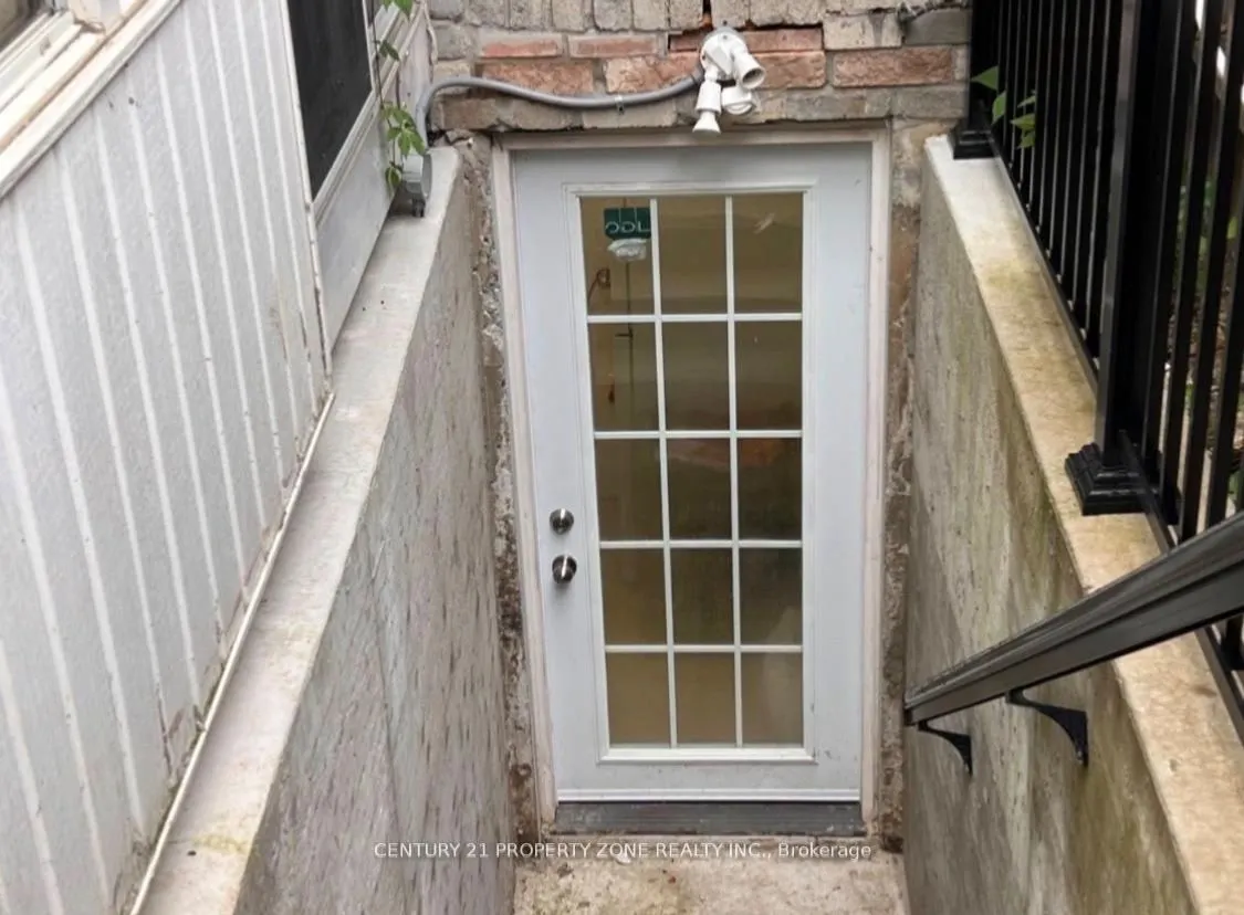 6 Roehampton Crescent W #Basement