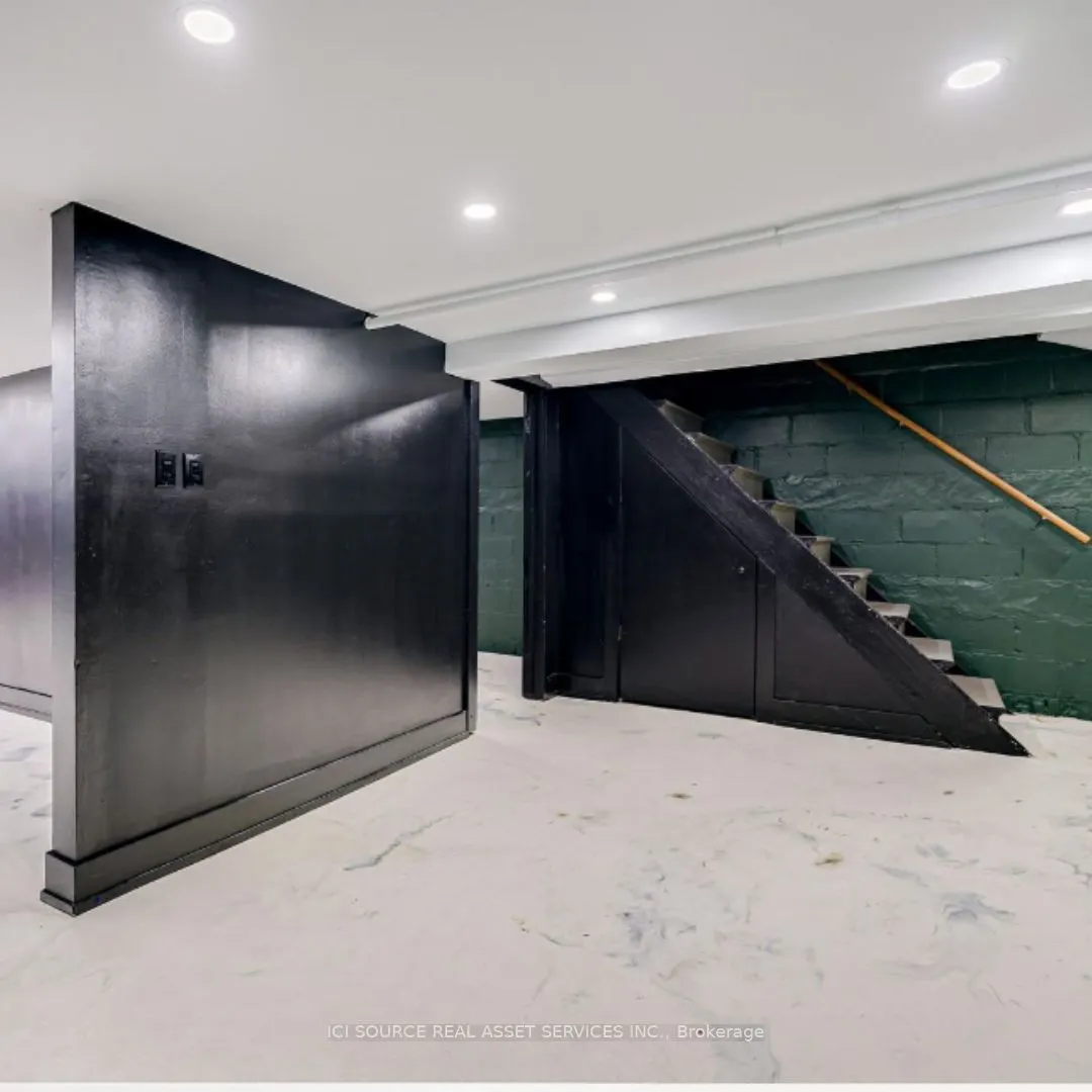 3097 Dundas Street W