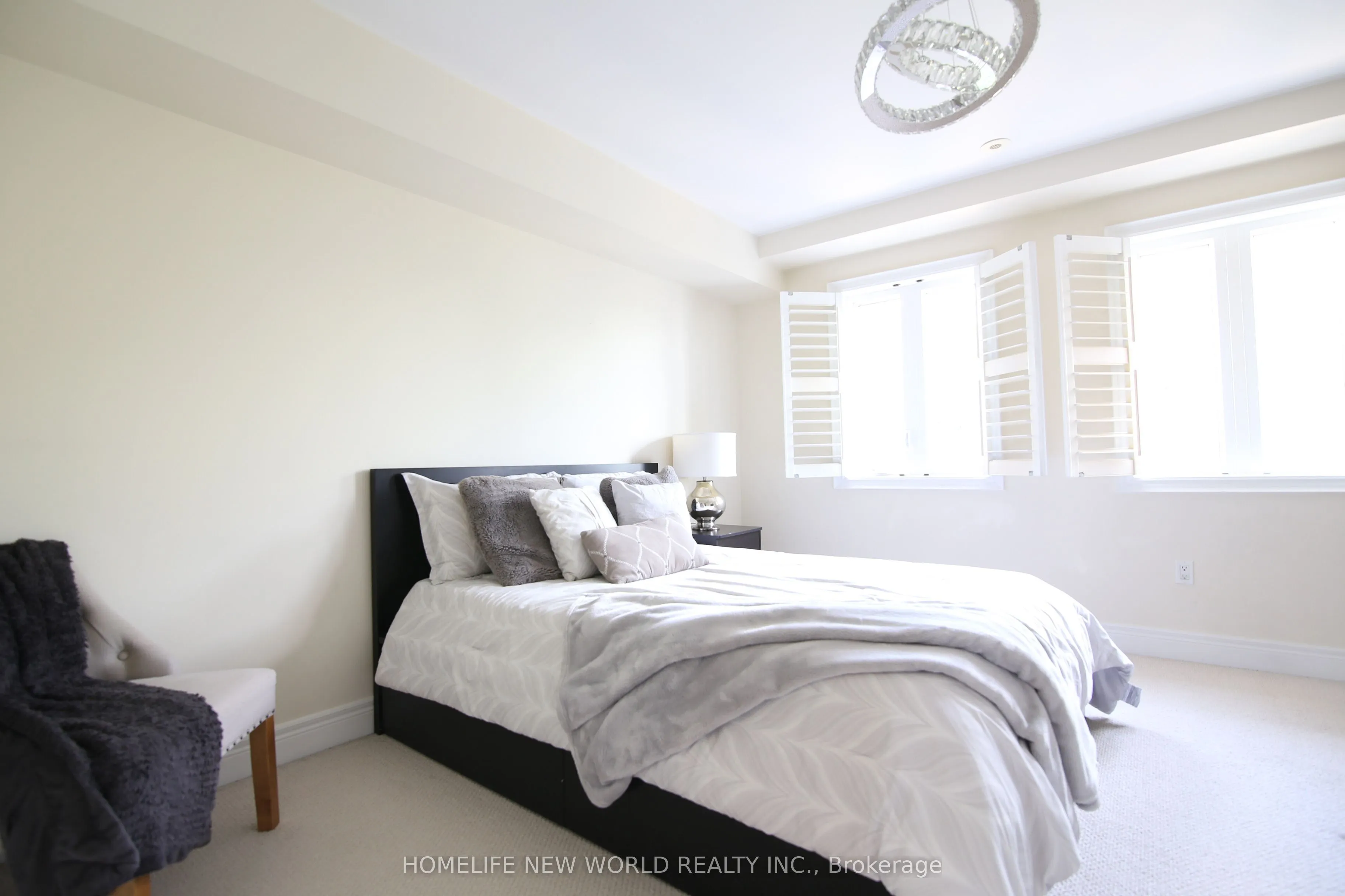 585A Oxford Street