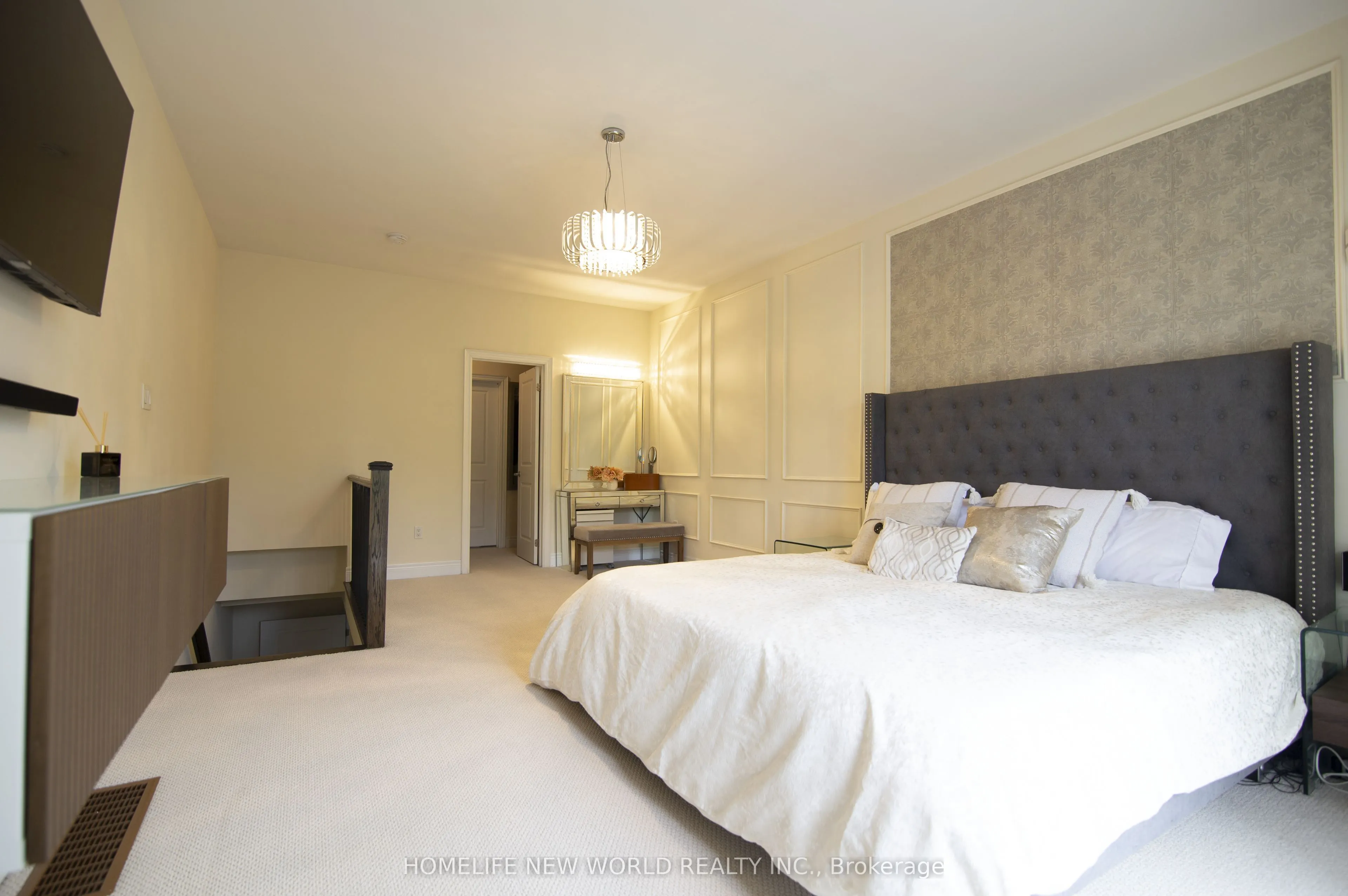 585A Oxford Street