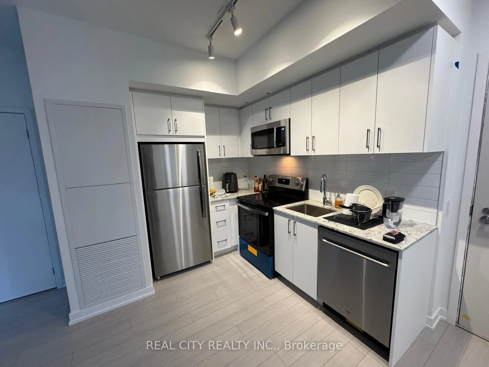 4010 Eglinton Avenue #406