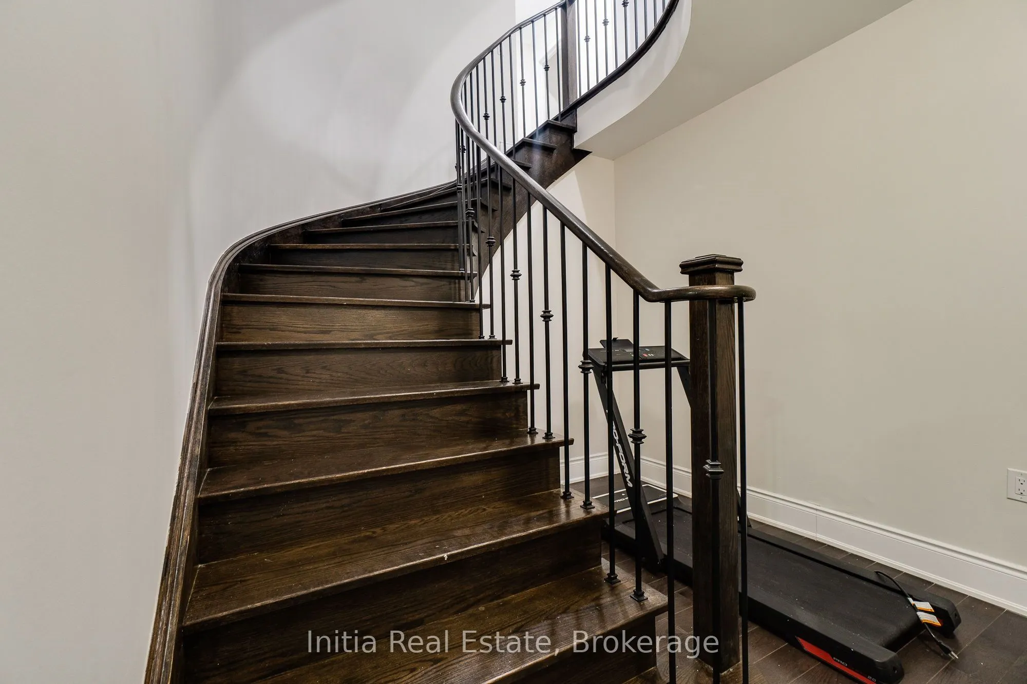 12 Erintown Crescent S