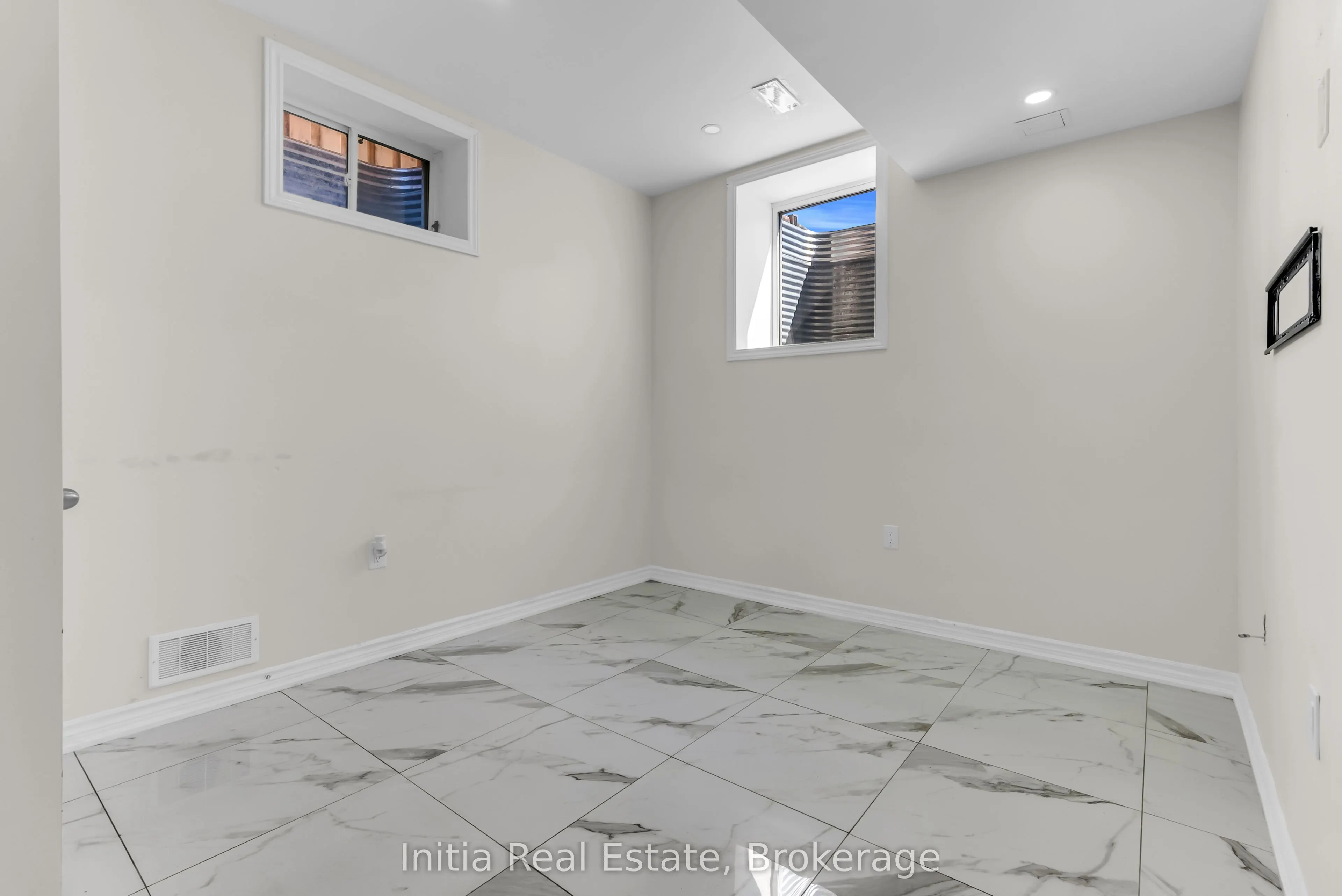 12 Erintown Crescent S