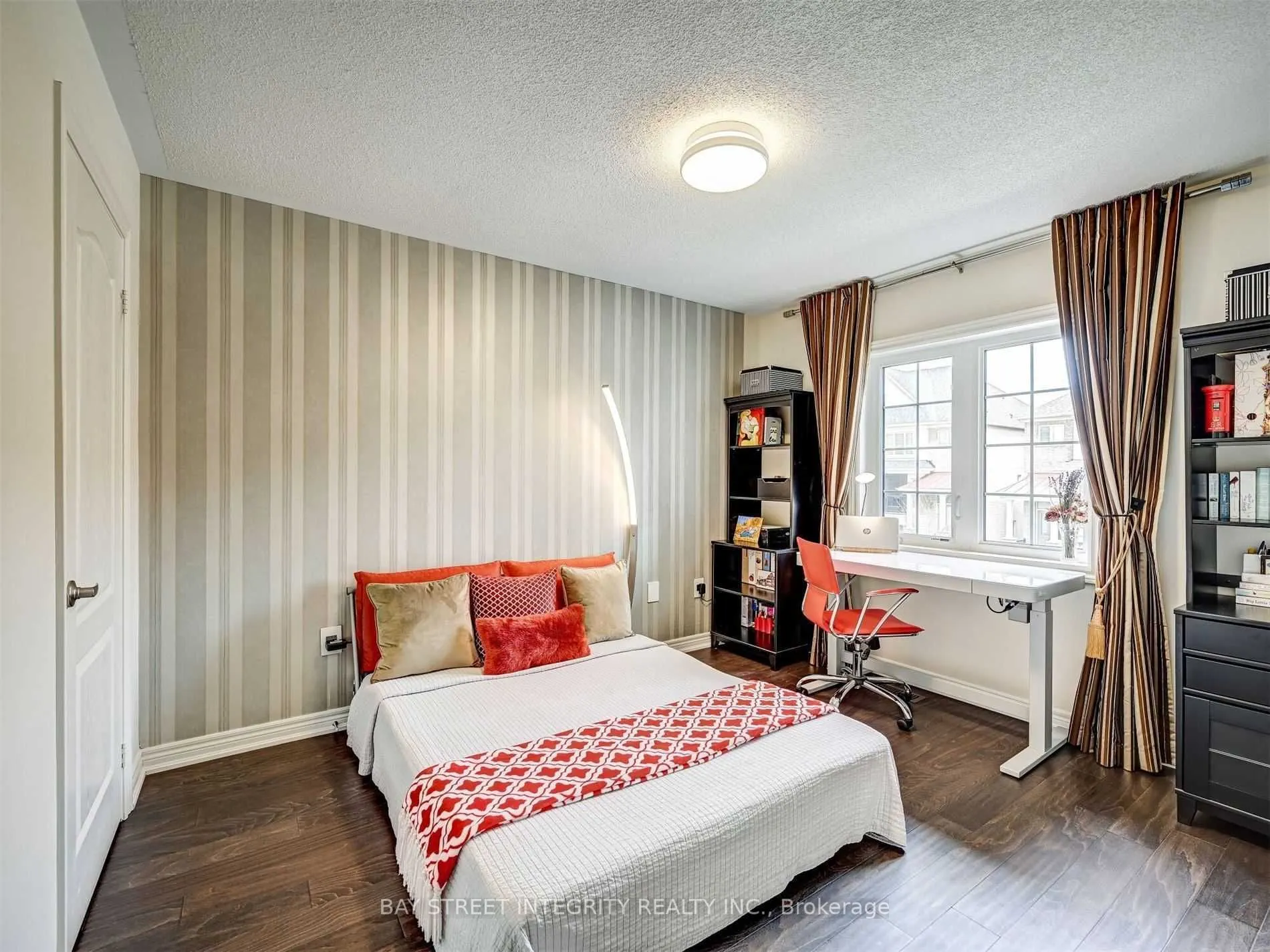 537 Stream Crescent