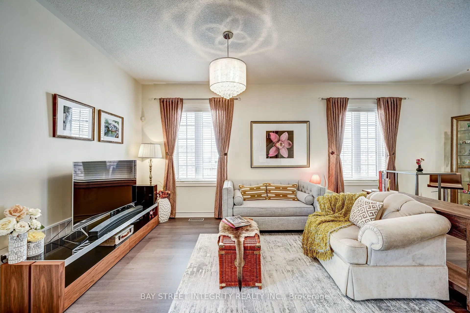 537 Stream Crescent