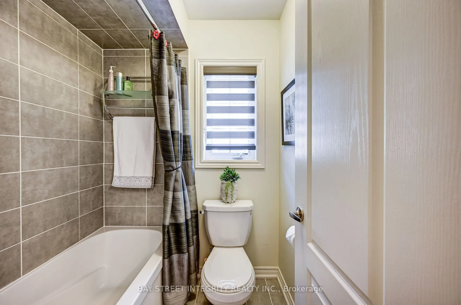 537 Stream Crescent