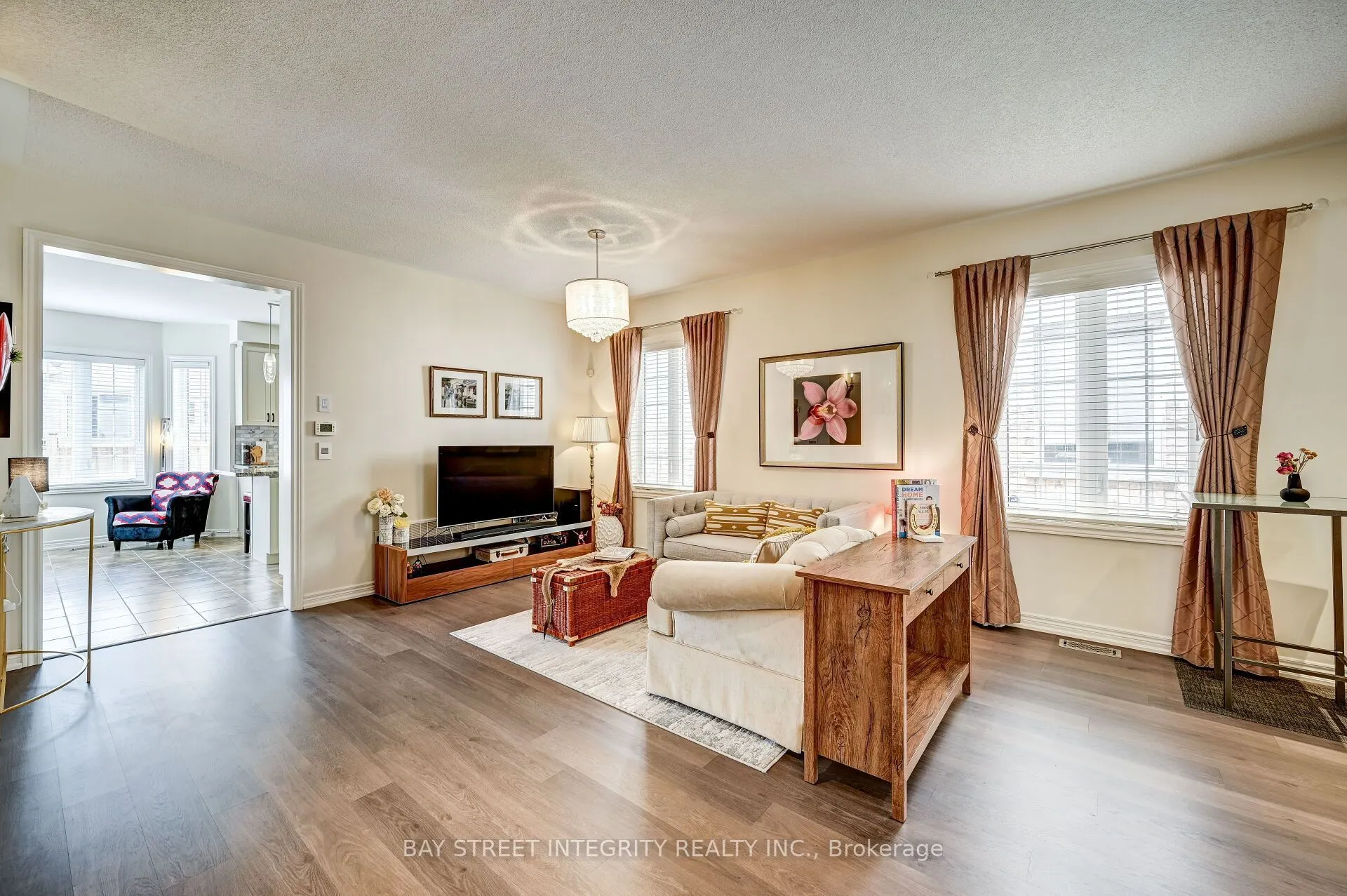 537 Stream Crescent