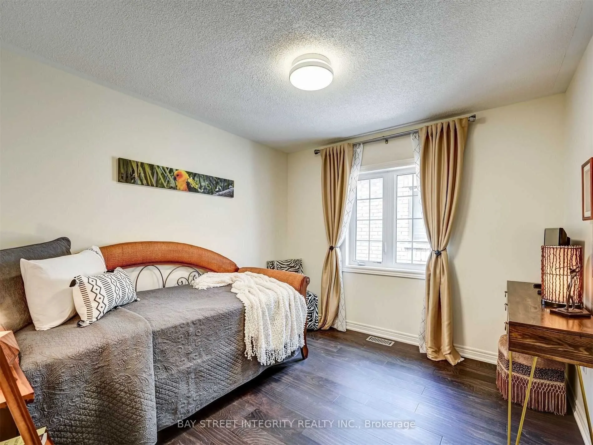 537 Stream Crescent