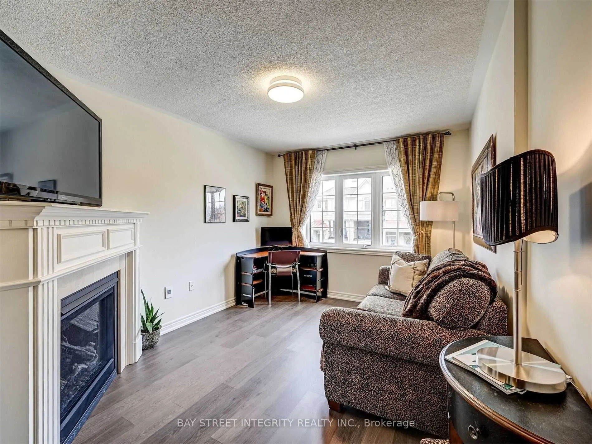 537 Stream Crescent