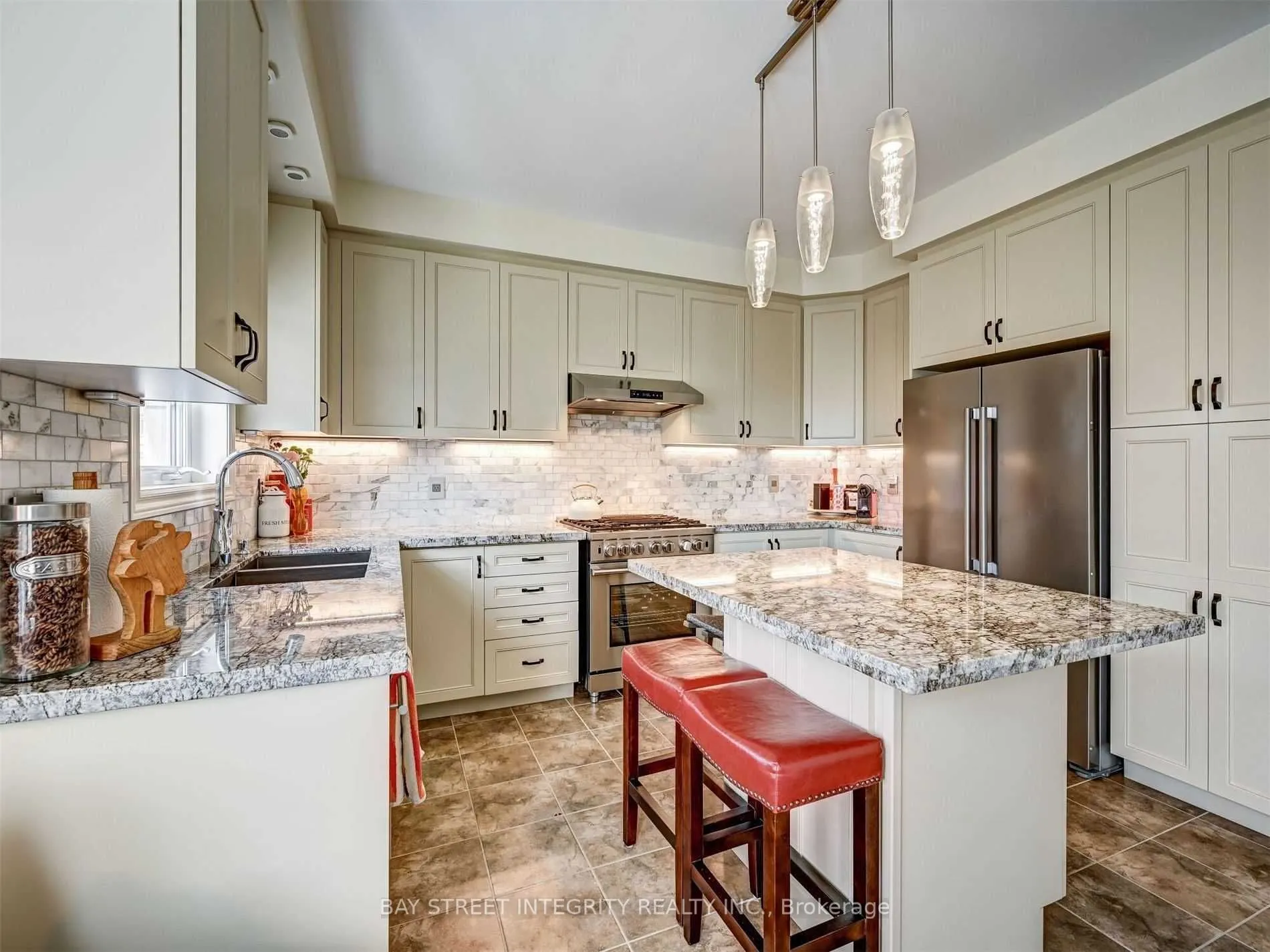 537 Stream Crescent