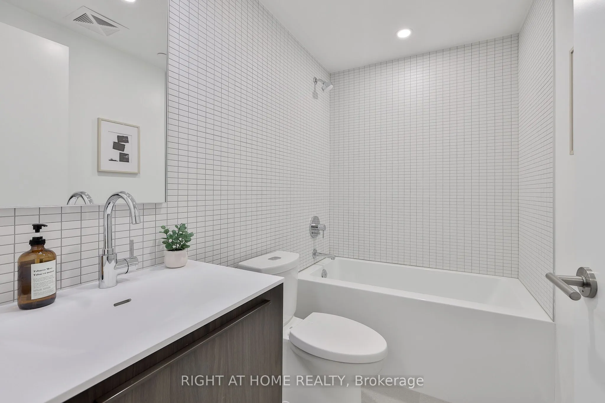 2720 Dundas Street W #524