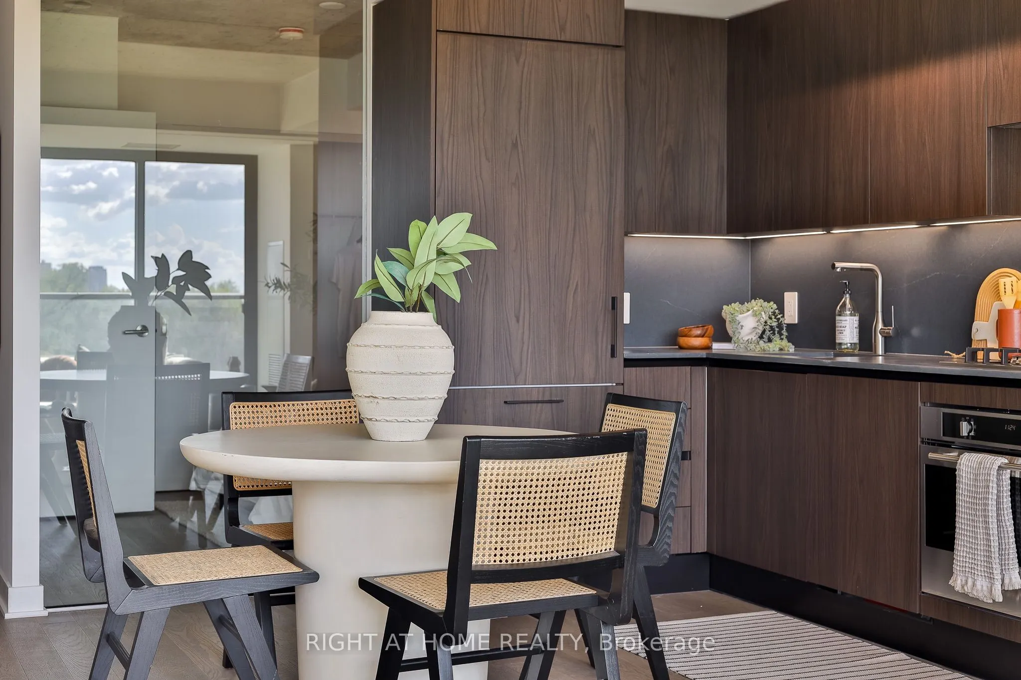 2720 Dundas Street W #524
