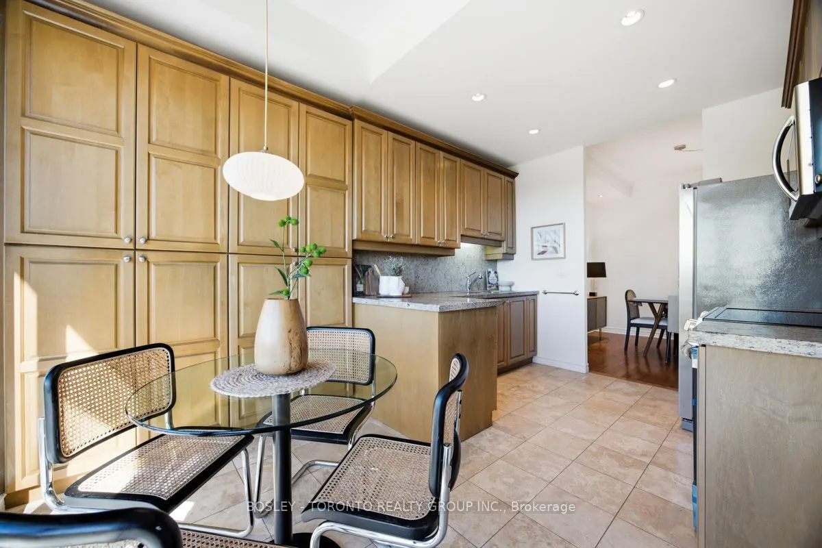 2662 Bloor Street W #1001