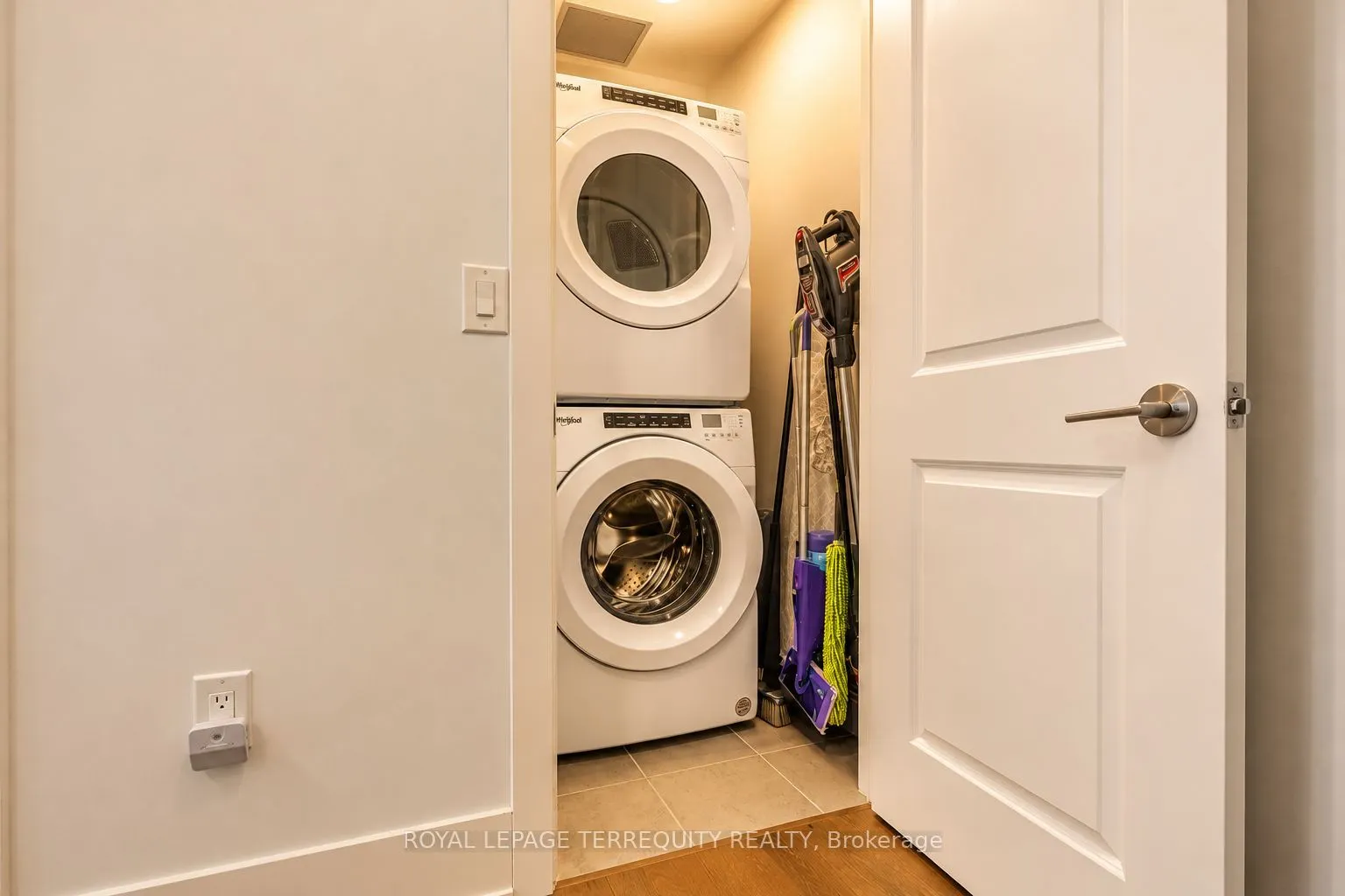 1063 Douglas McCurdy Common #702