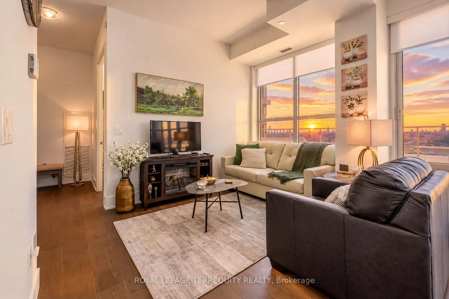 1063 Douglas McCurdy Common #702