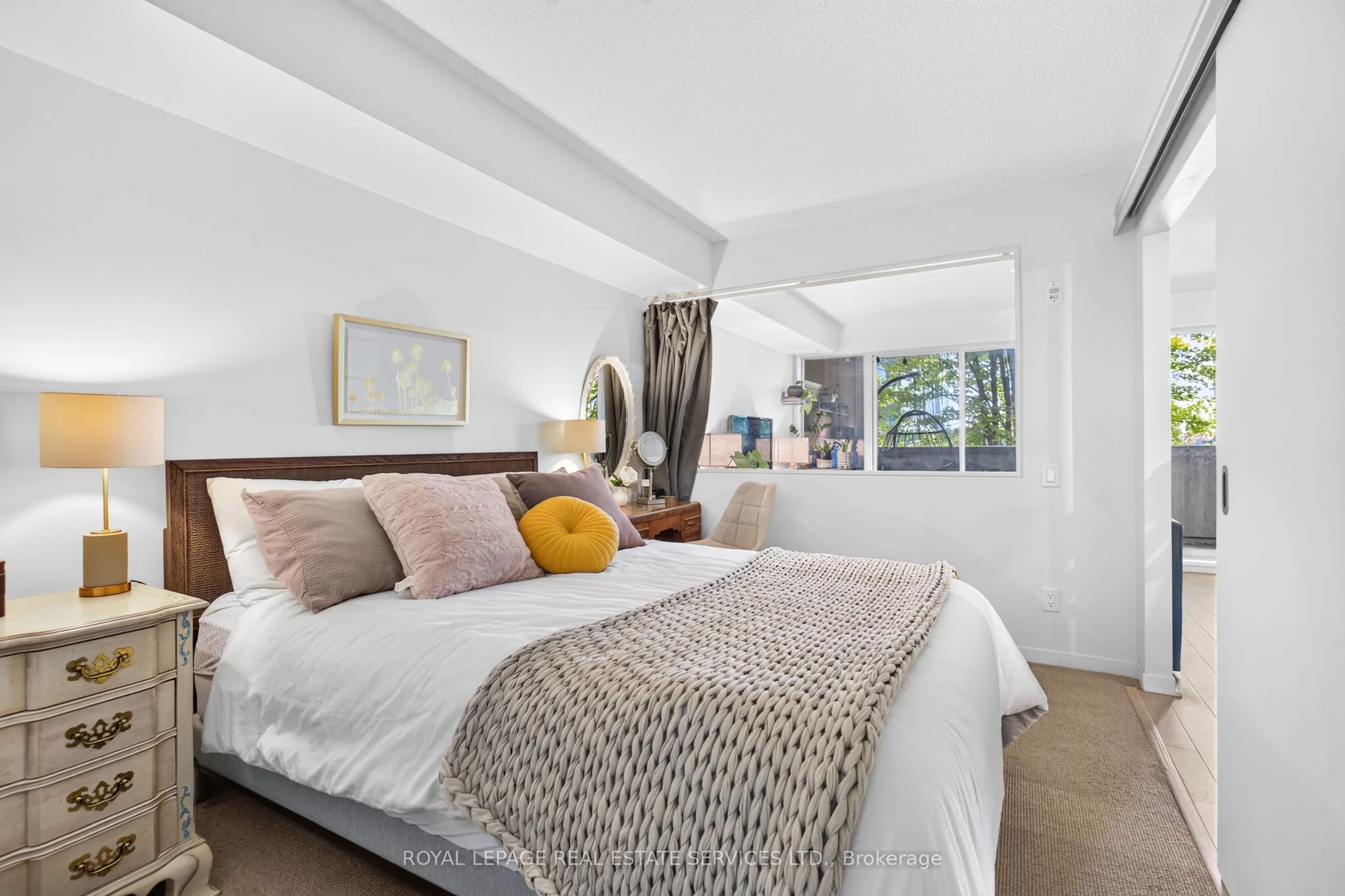 1040 The Queensway #215