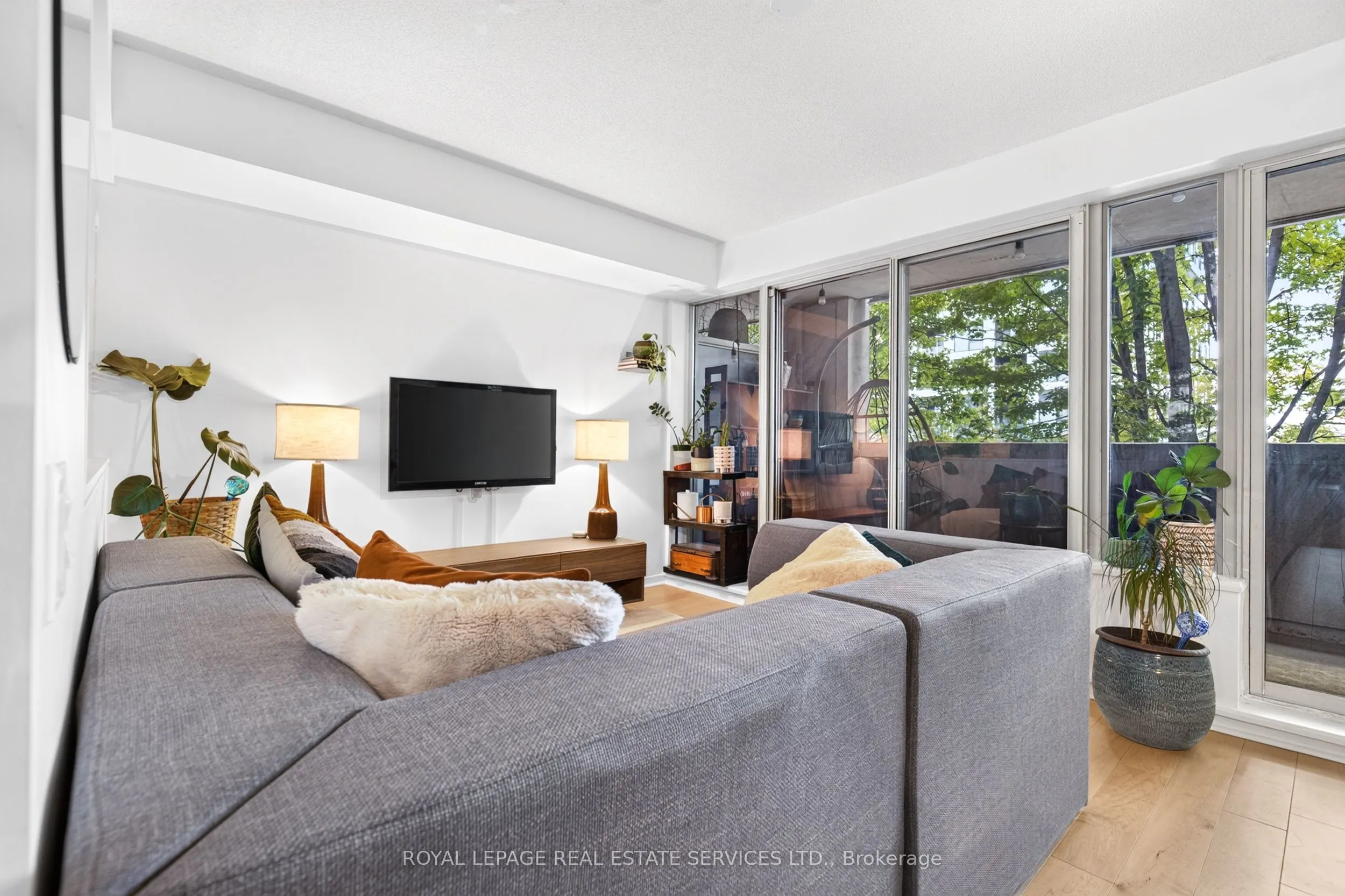 1040 The Queensway #215