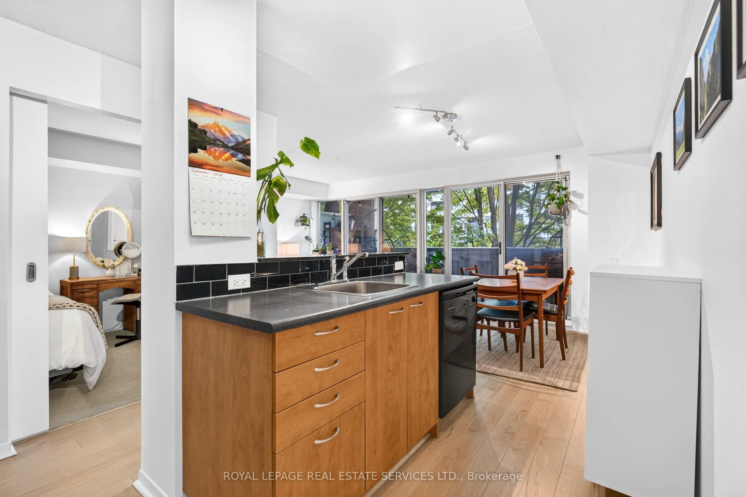 1040 The Queensway #215