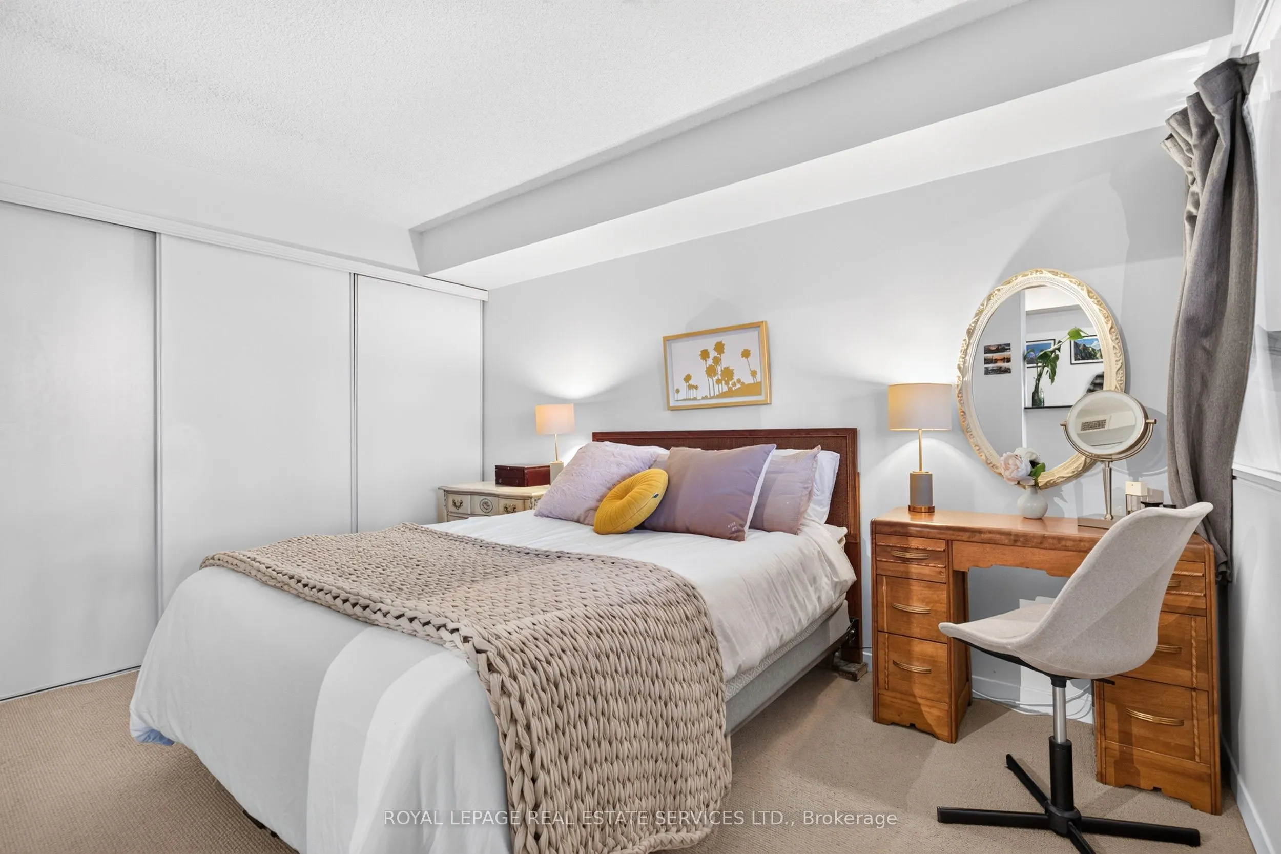 1040 The Queensway #215