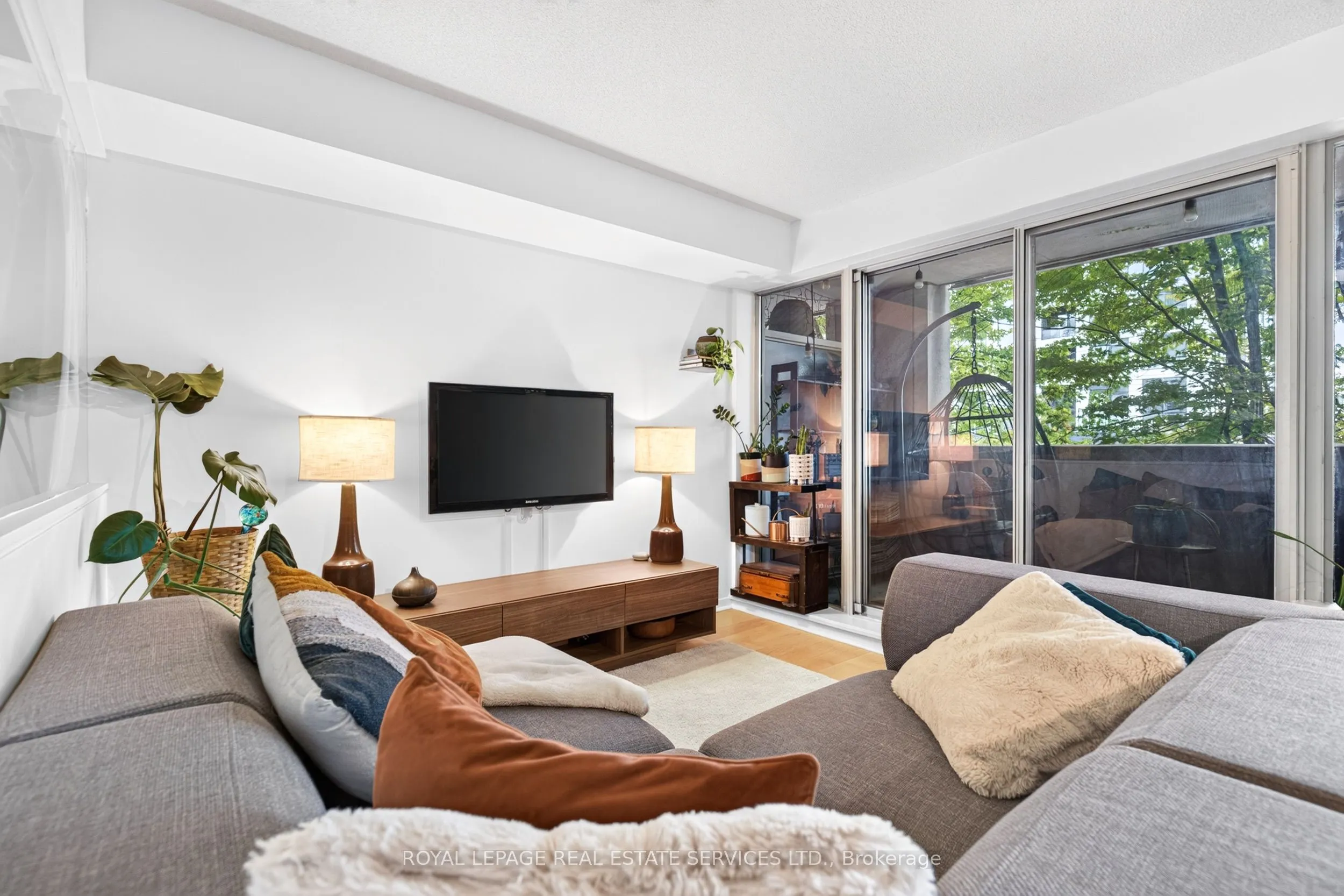 1040 The Queensway #215