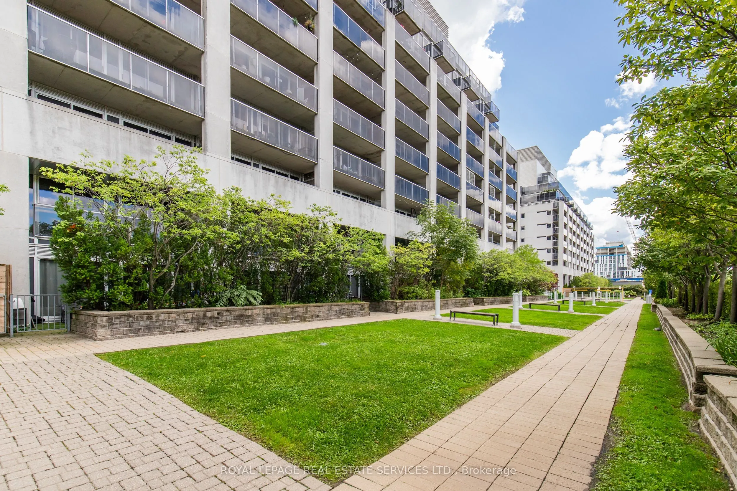1040 The Queensway #215