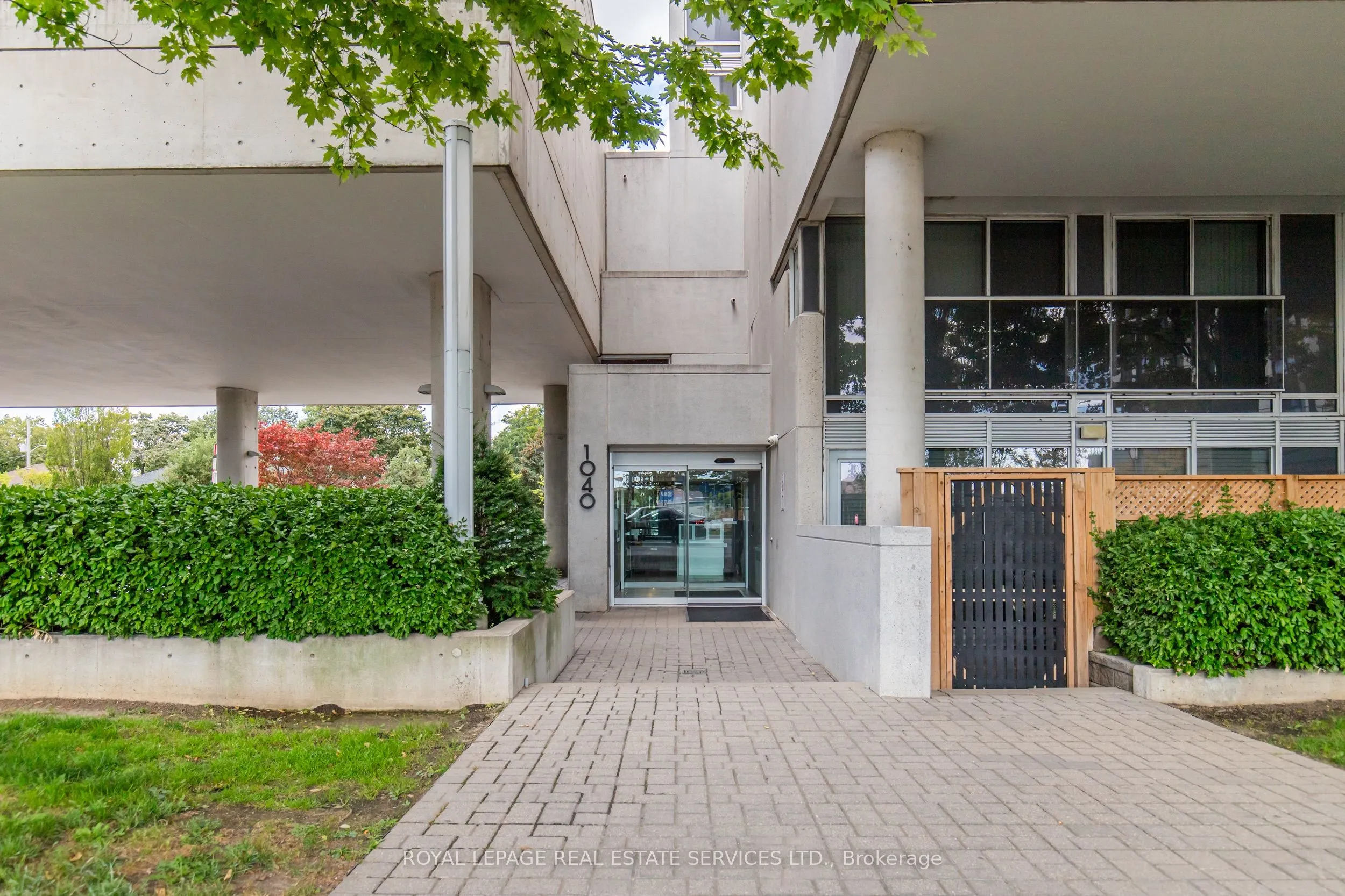 1040 The Queensway #215