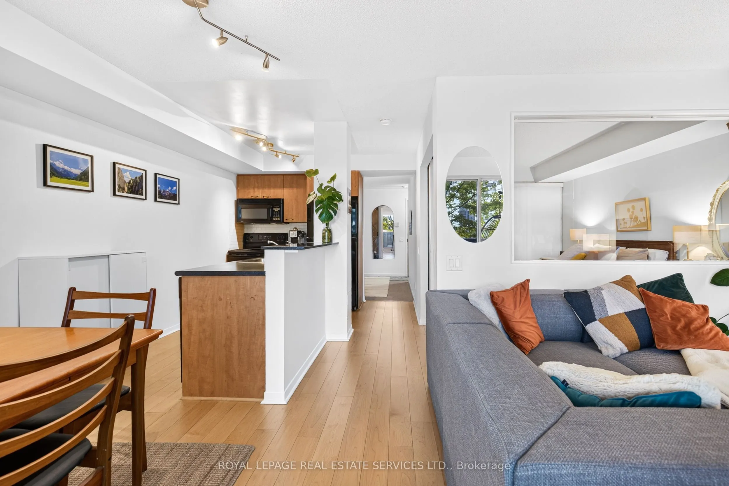 1040 The Queensway #215