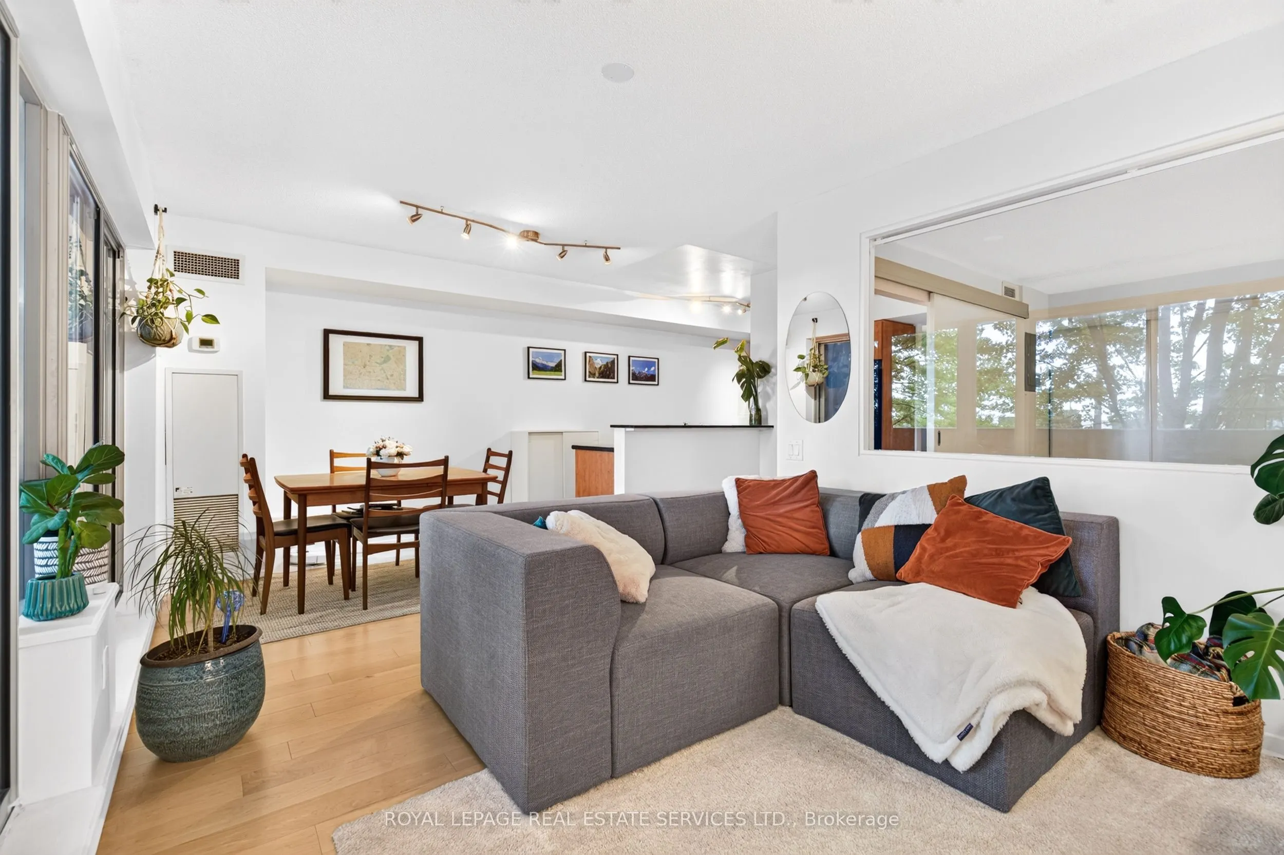 1040 The Queensway #215