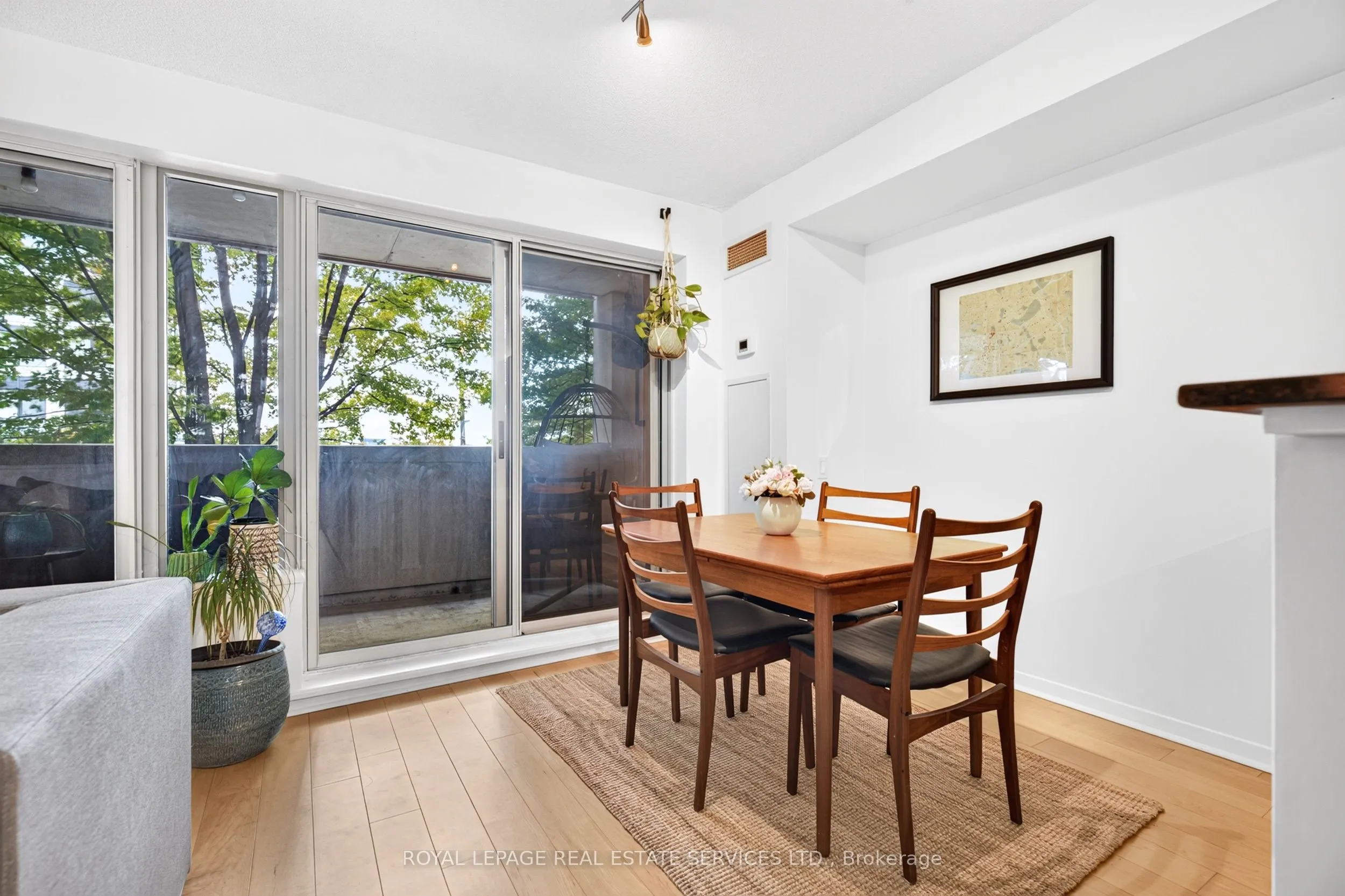 1040 The Queensway #215