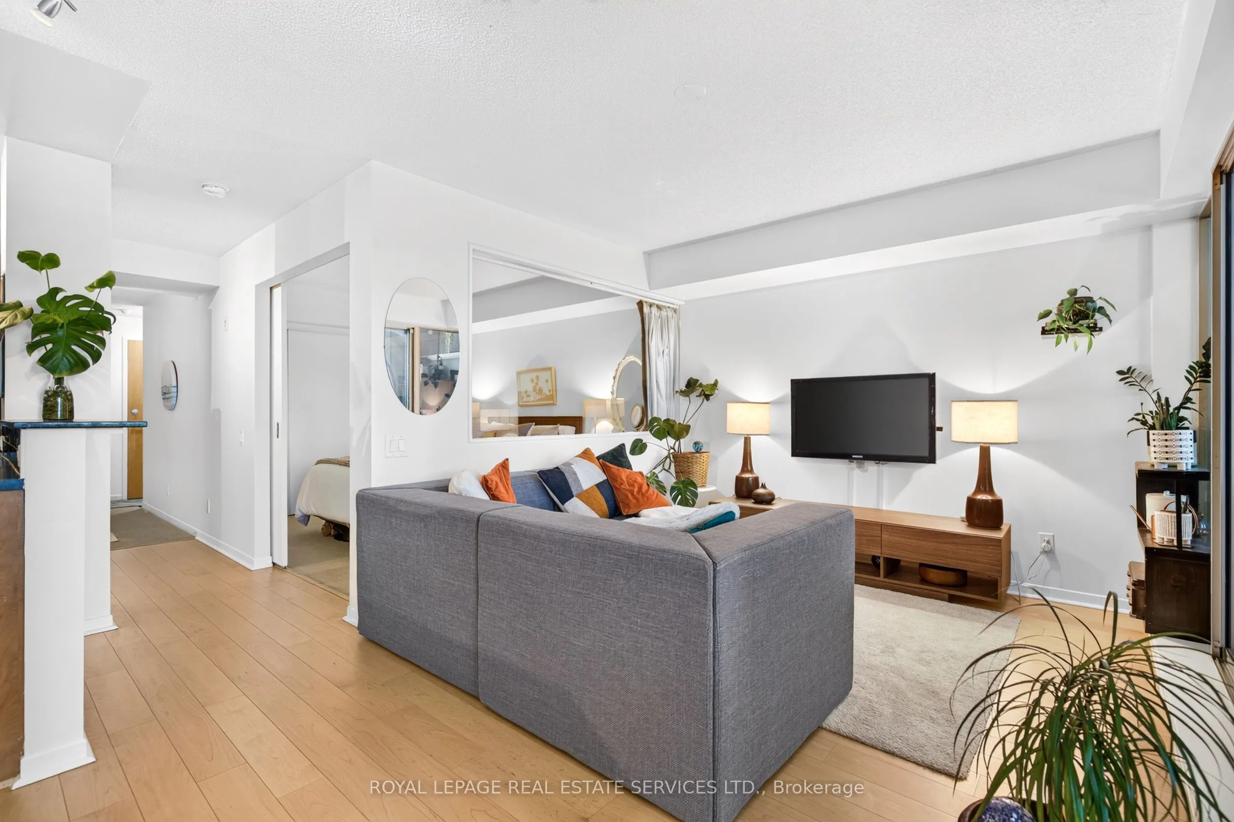 1040 The Queensway #215