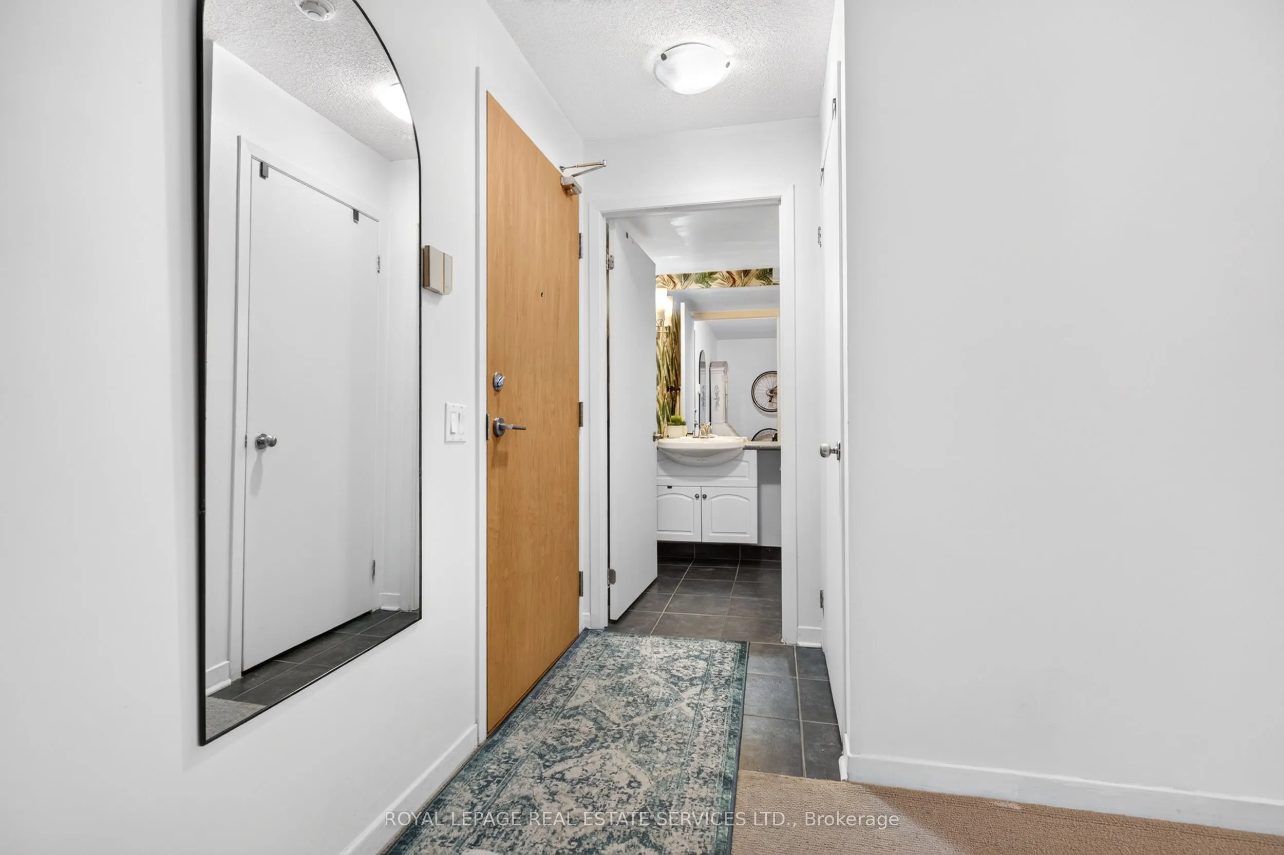 1040 The Queensway #215