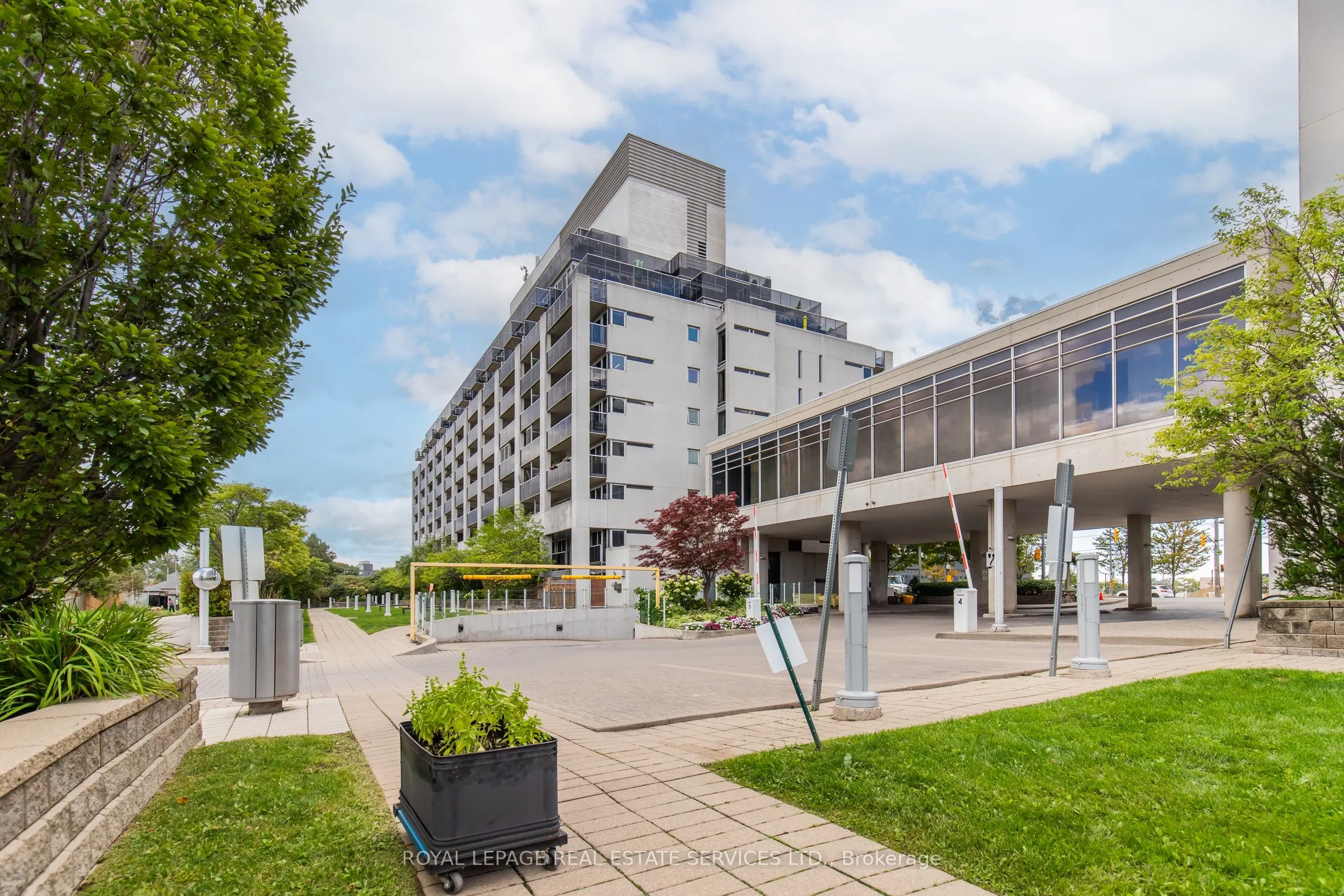 1040 The Queensway #215