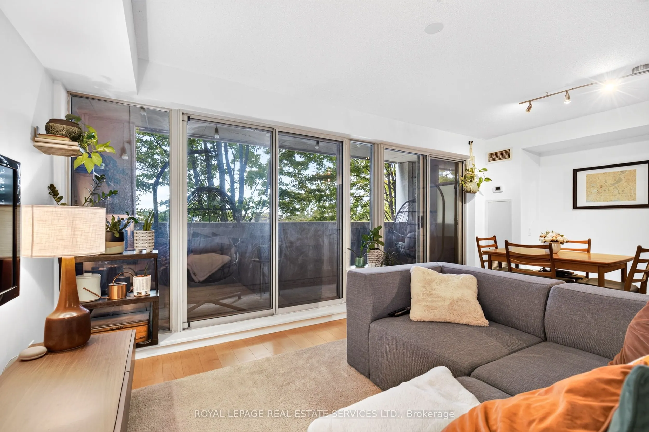 1040 The Queensway #215