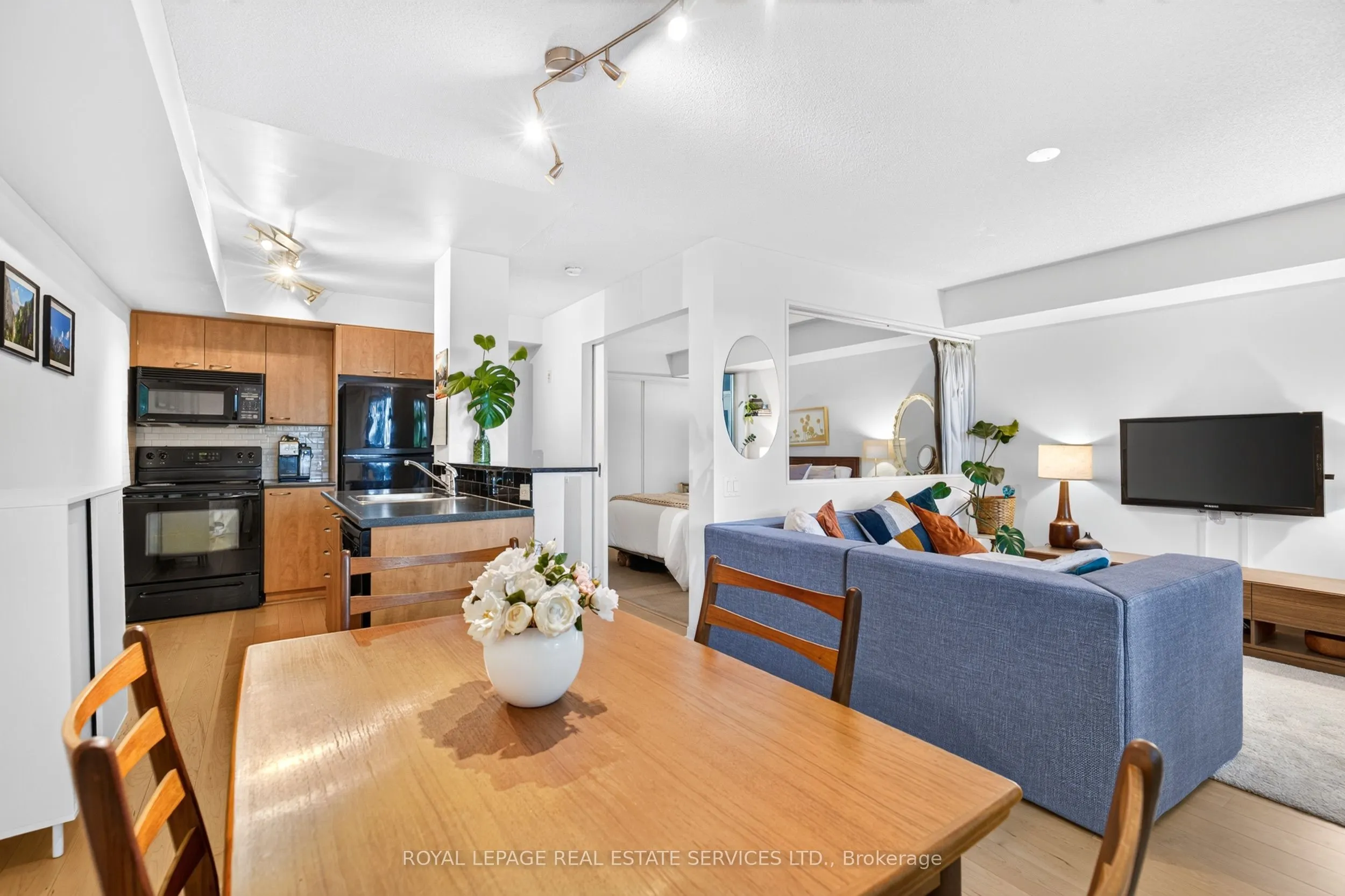 1040 The Queensway #215