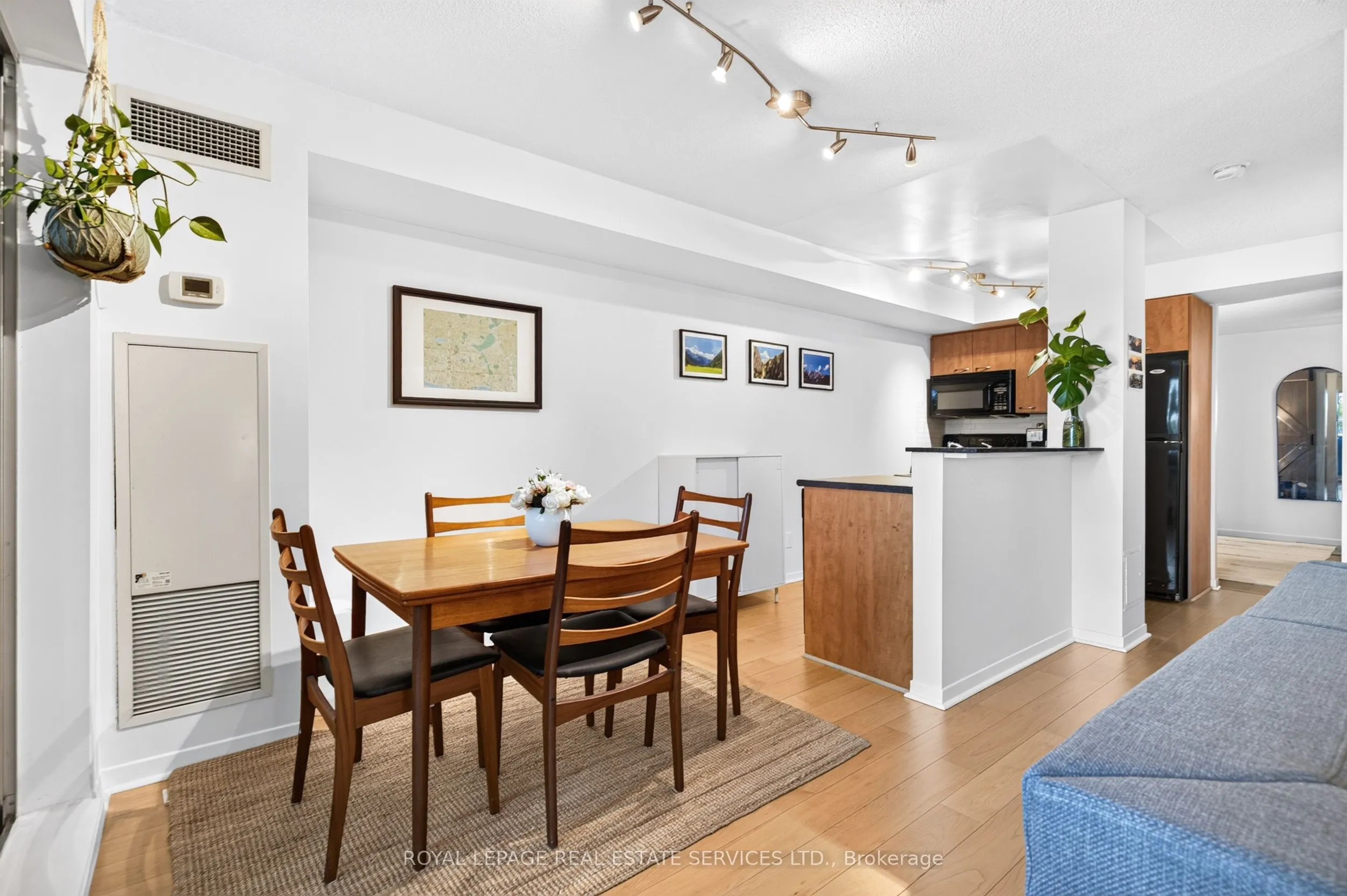 1040 The Queensway #215