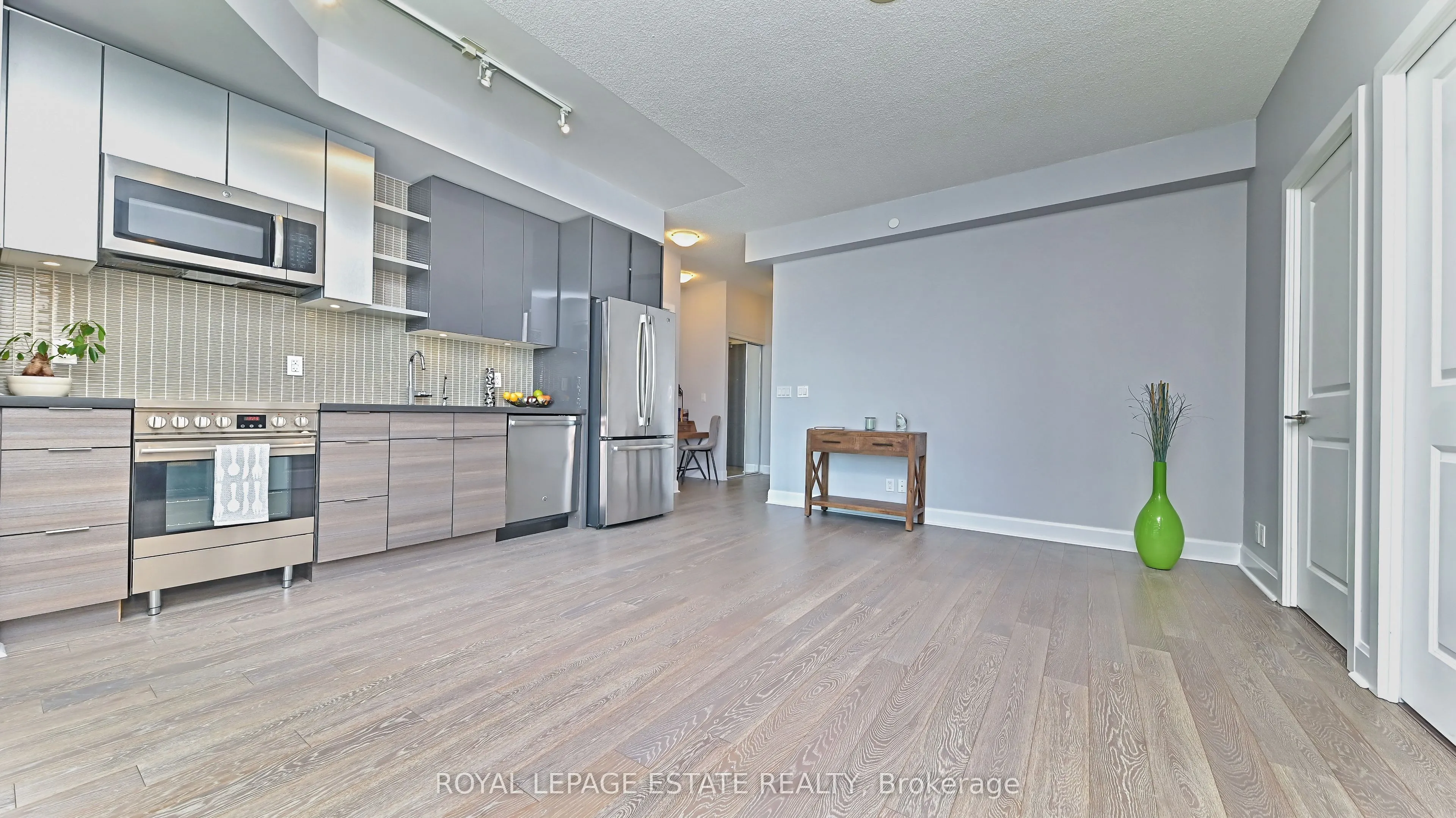 33 Shore Breeze Drive #2901