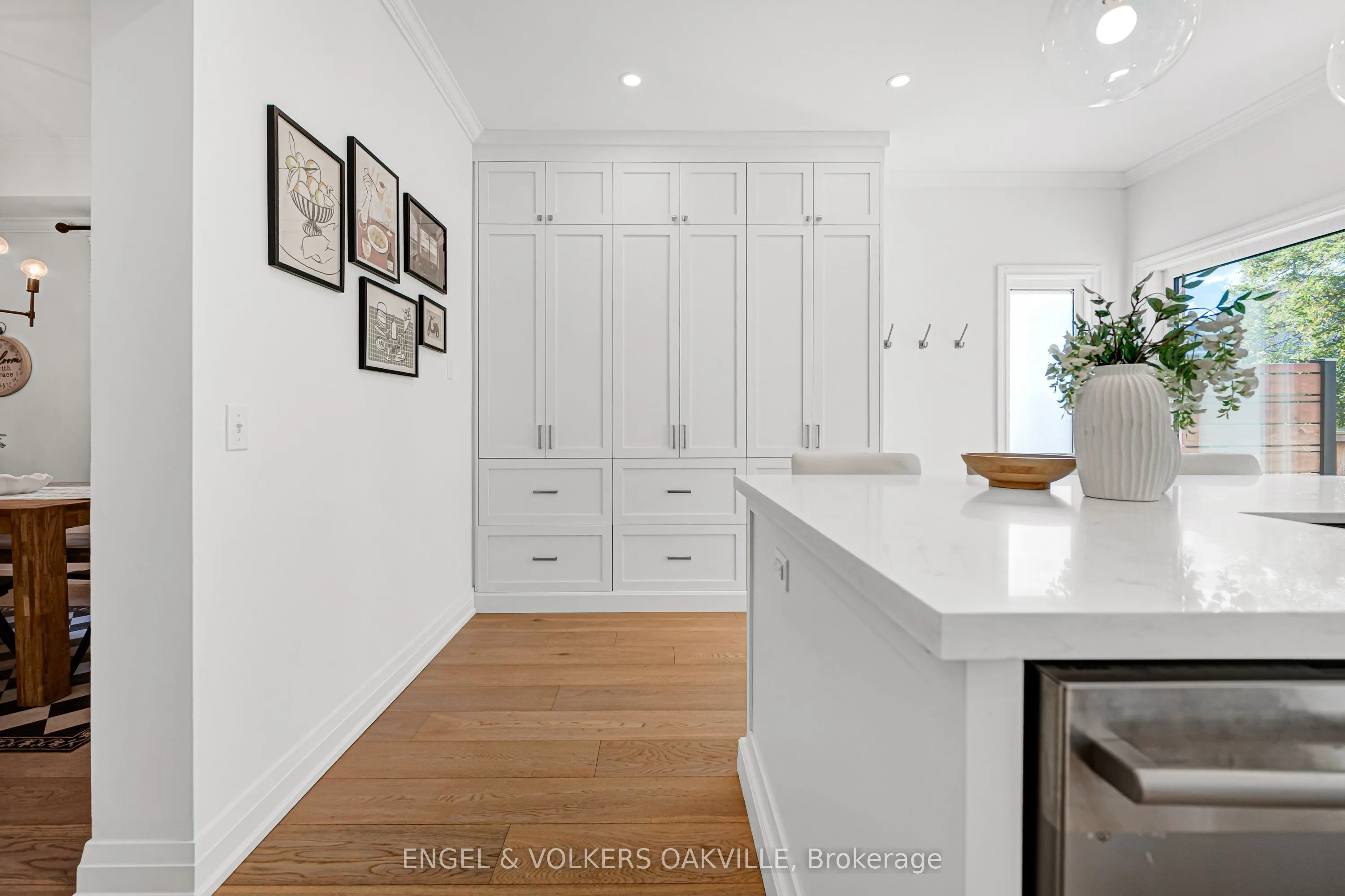 2592 Castle Hill Crescent
