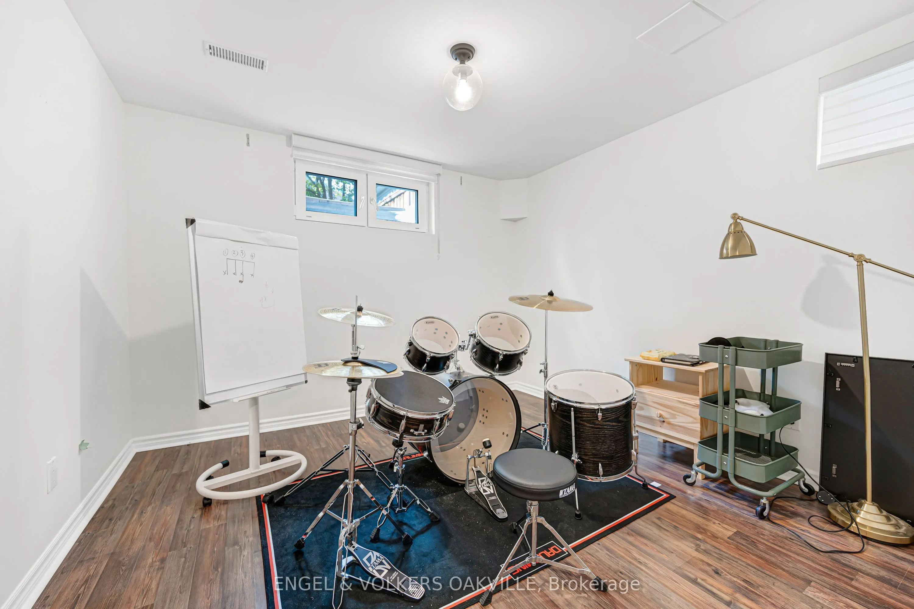 2592 Castle Hill Crescent
