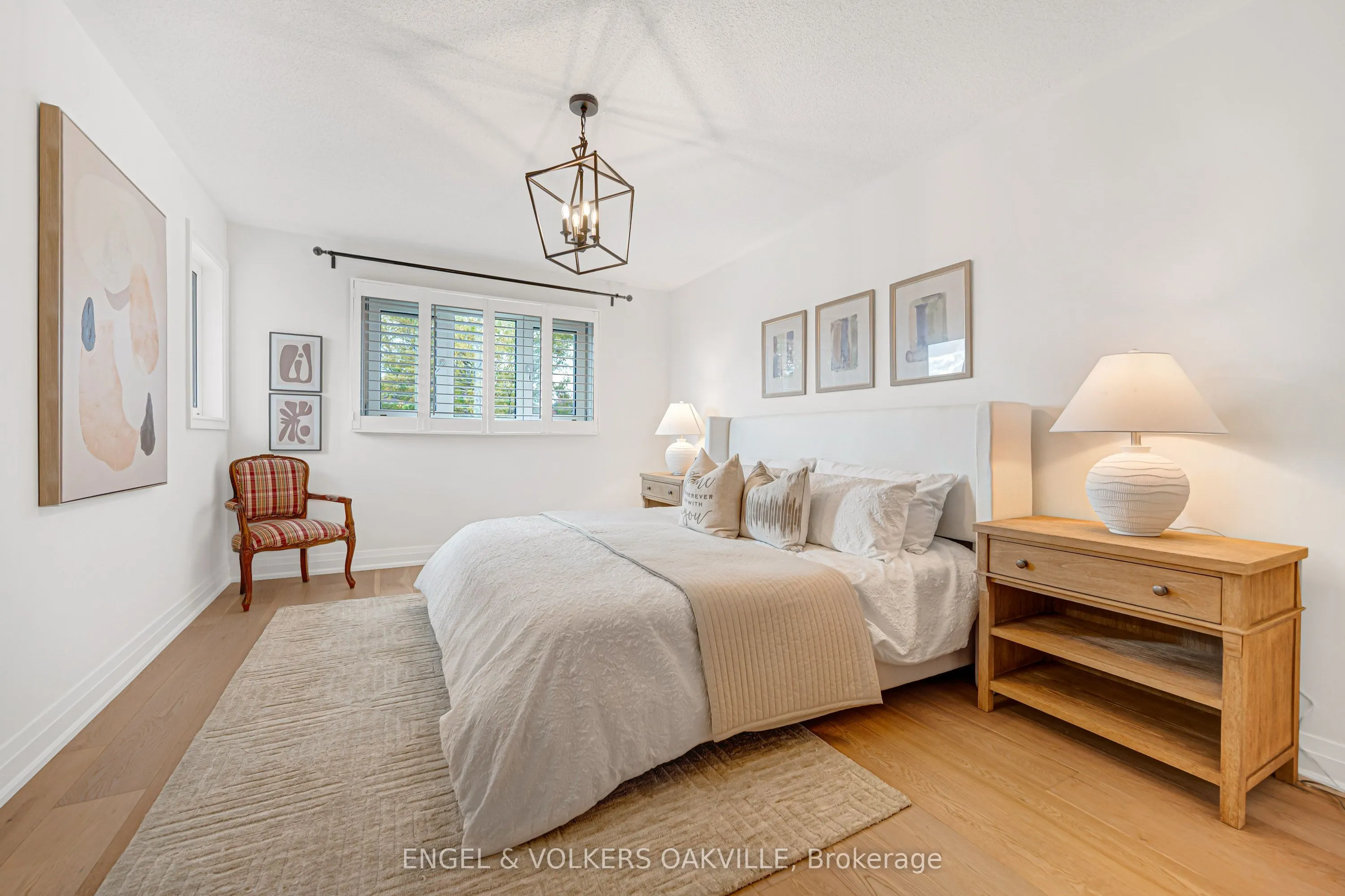 2592 Castle Hill Crescent