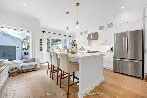 2592 Castle Hill Crescent