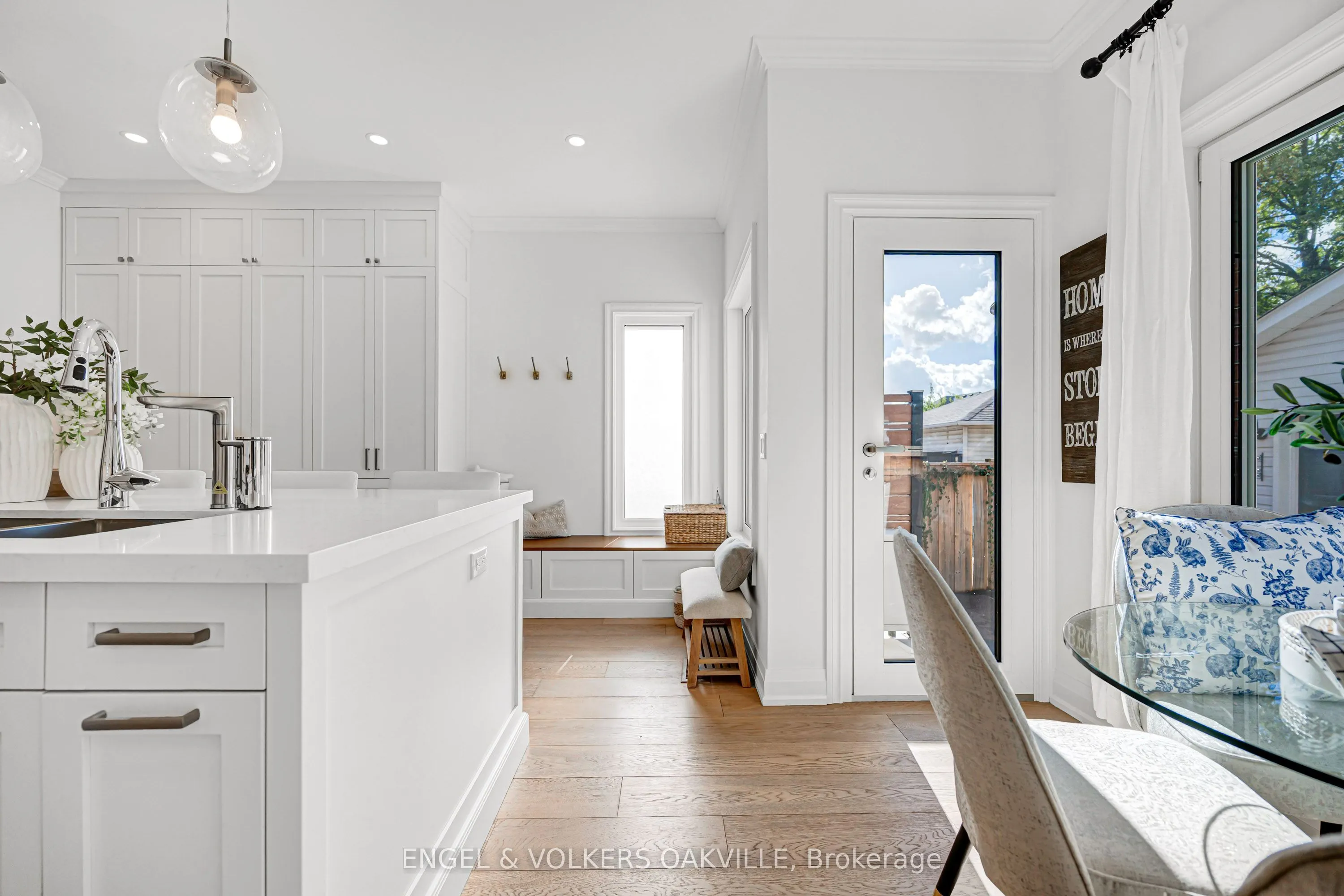 2592 Castle Hill Crescent