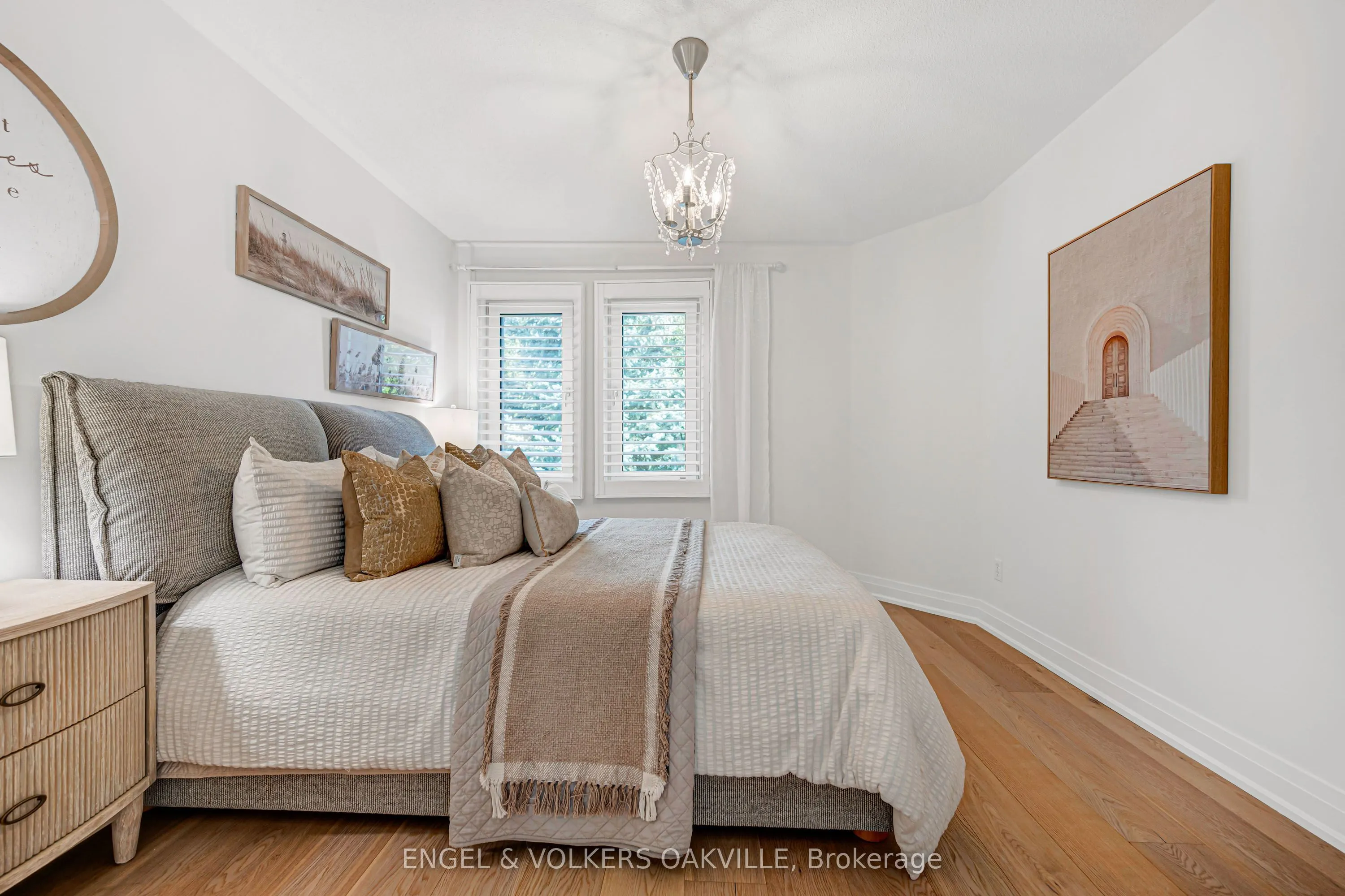 2592 Castle Hill Crescent