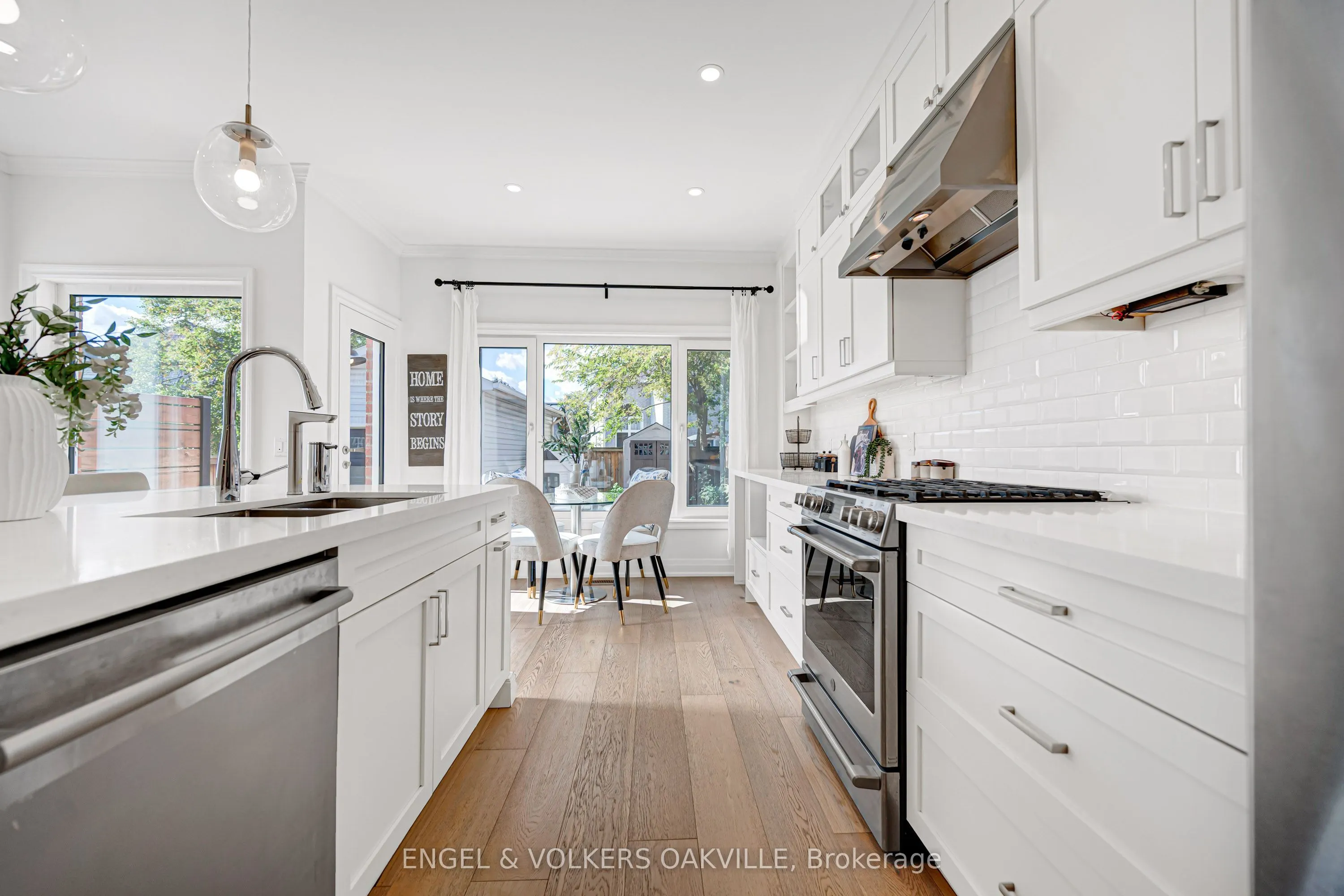 2592 Castle Hill Crescent