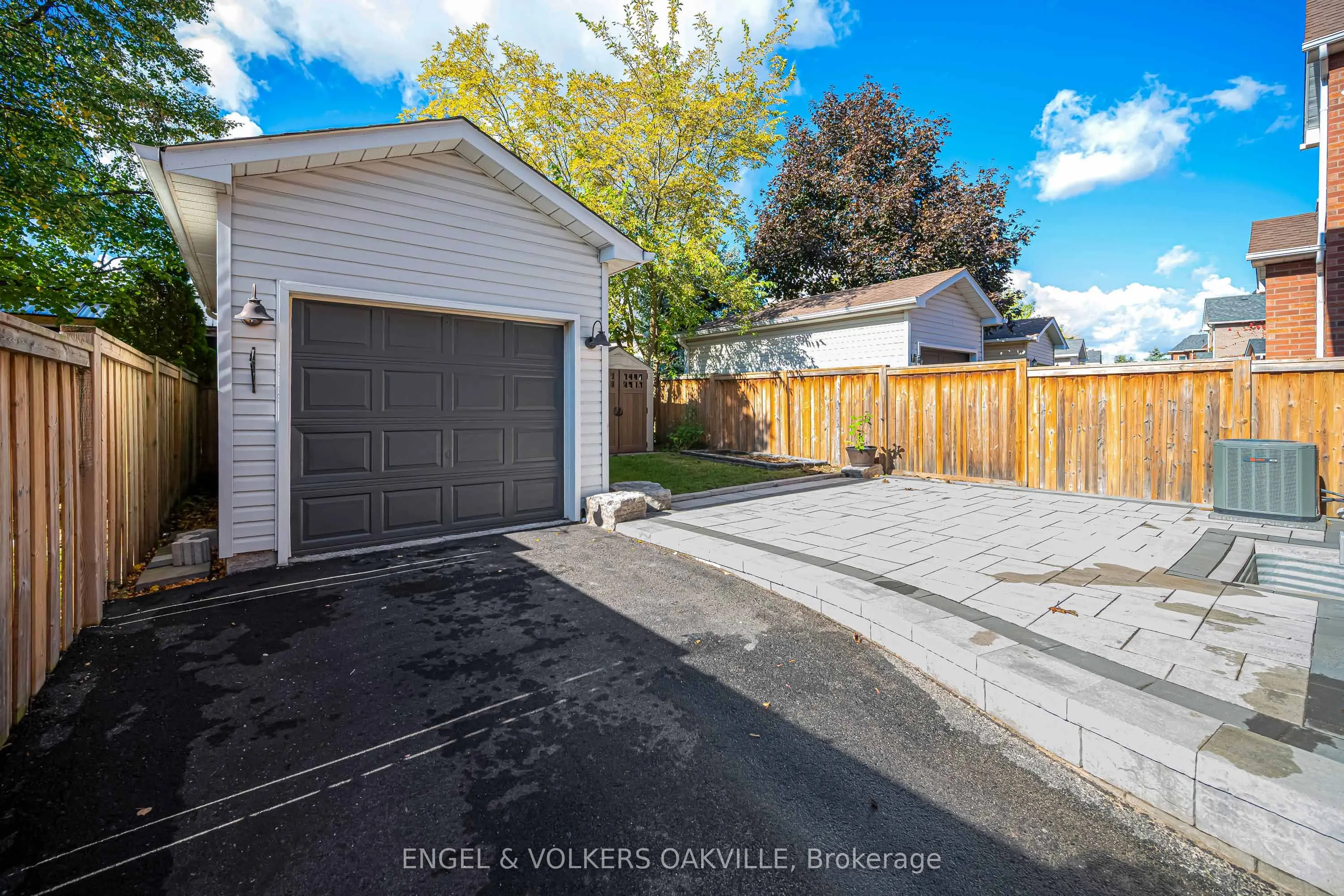 2592 Castle Hill Crescent