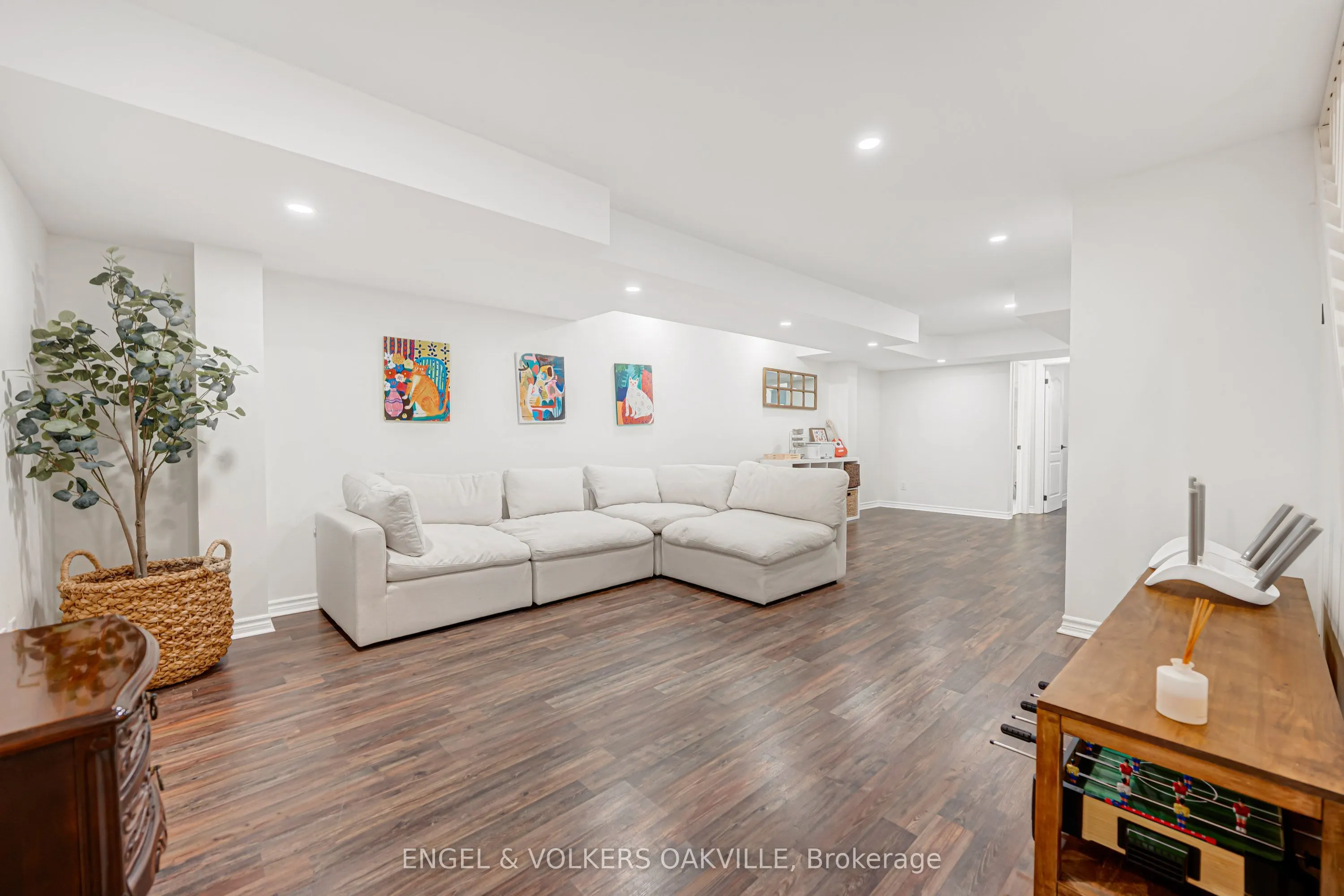 2592 Castle Hill Crescent
