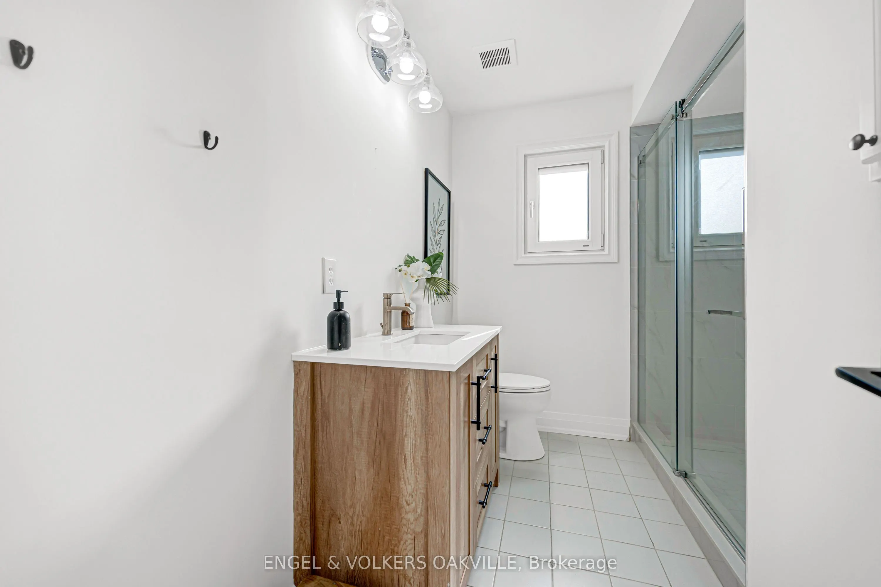 2592 Castle Hill Crescent