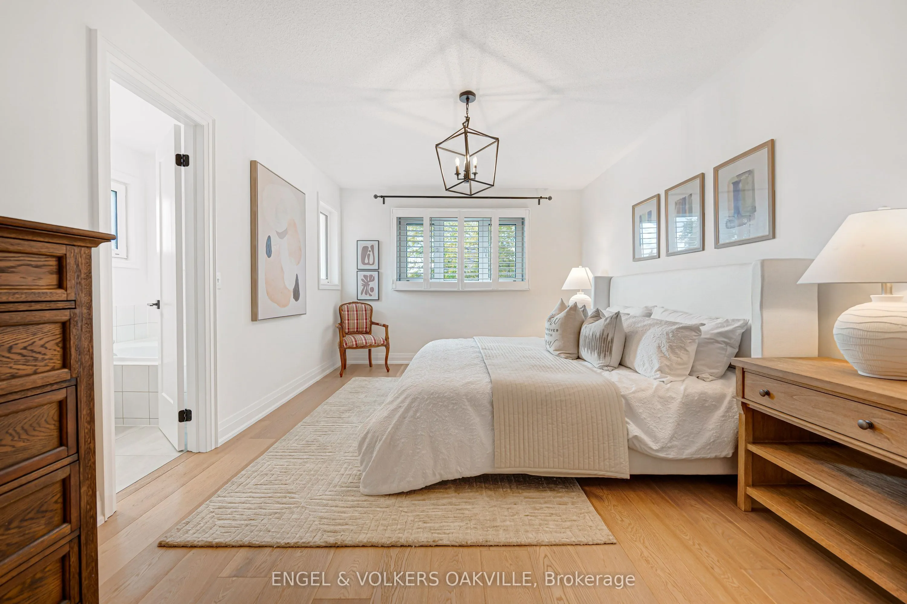 2592 Castle Hill Crescent