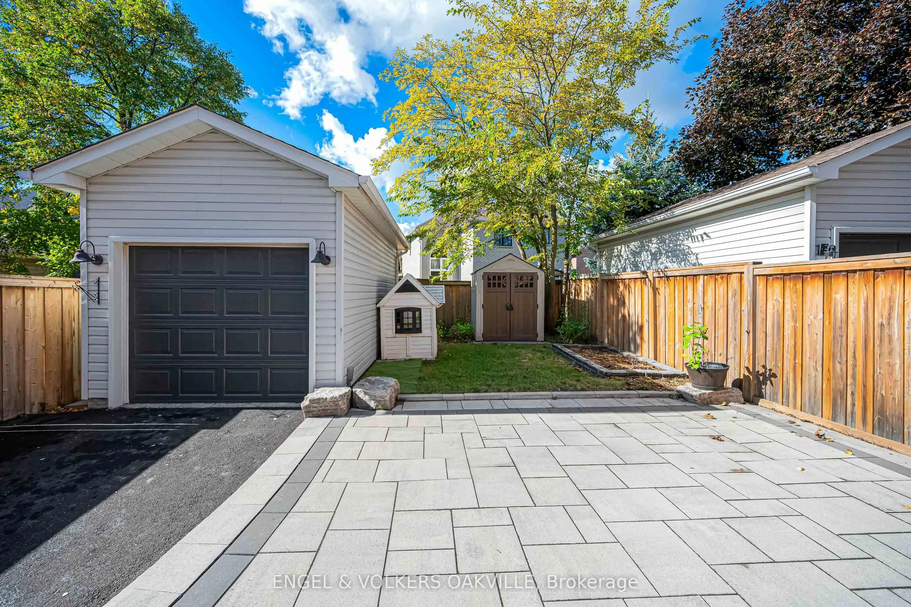 2592 Castle Hill Crescent