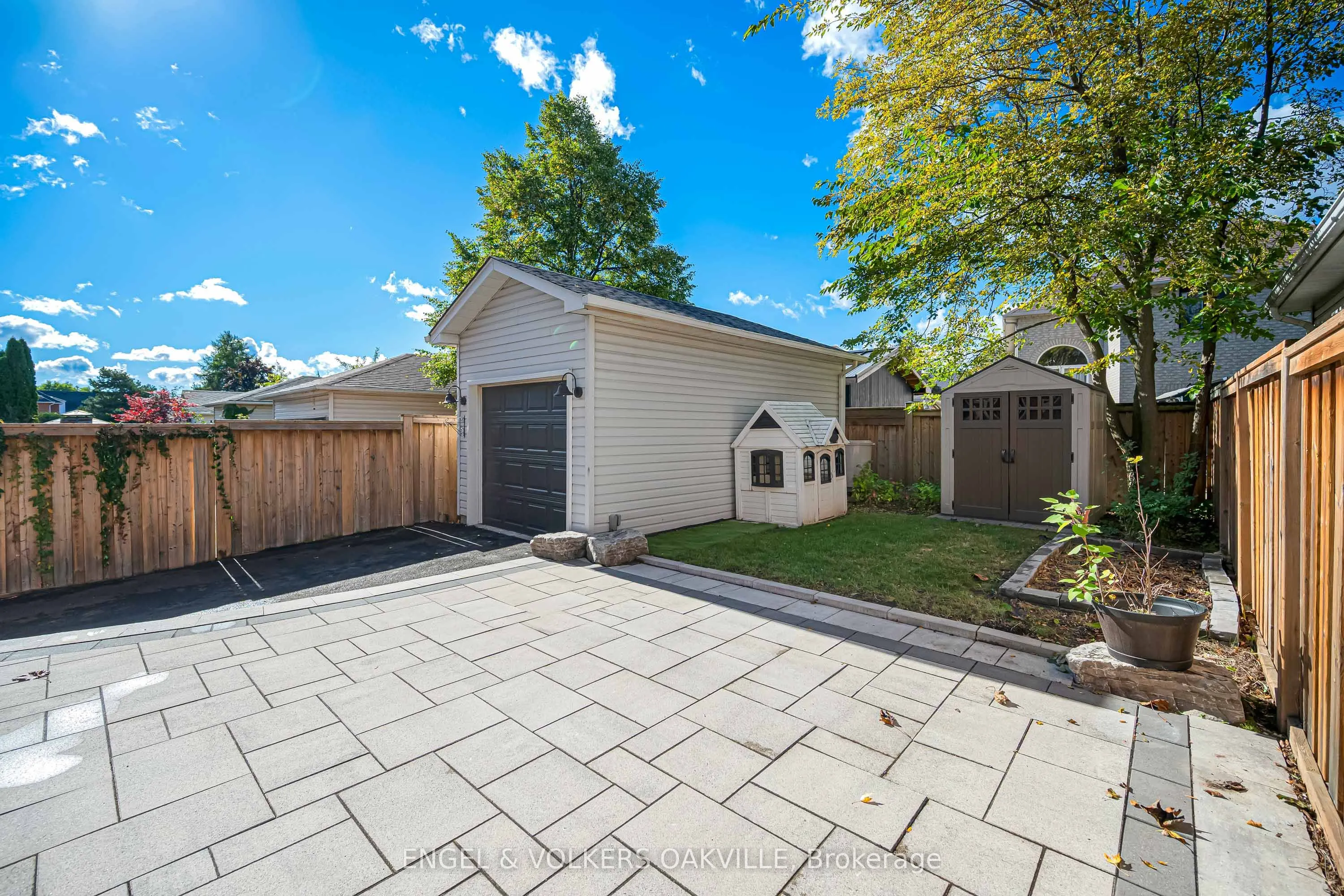 2592 Castle Hill Crescent